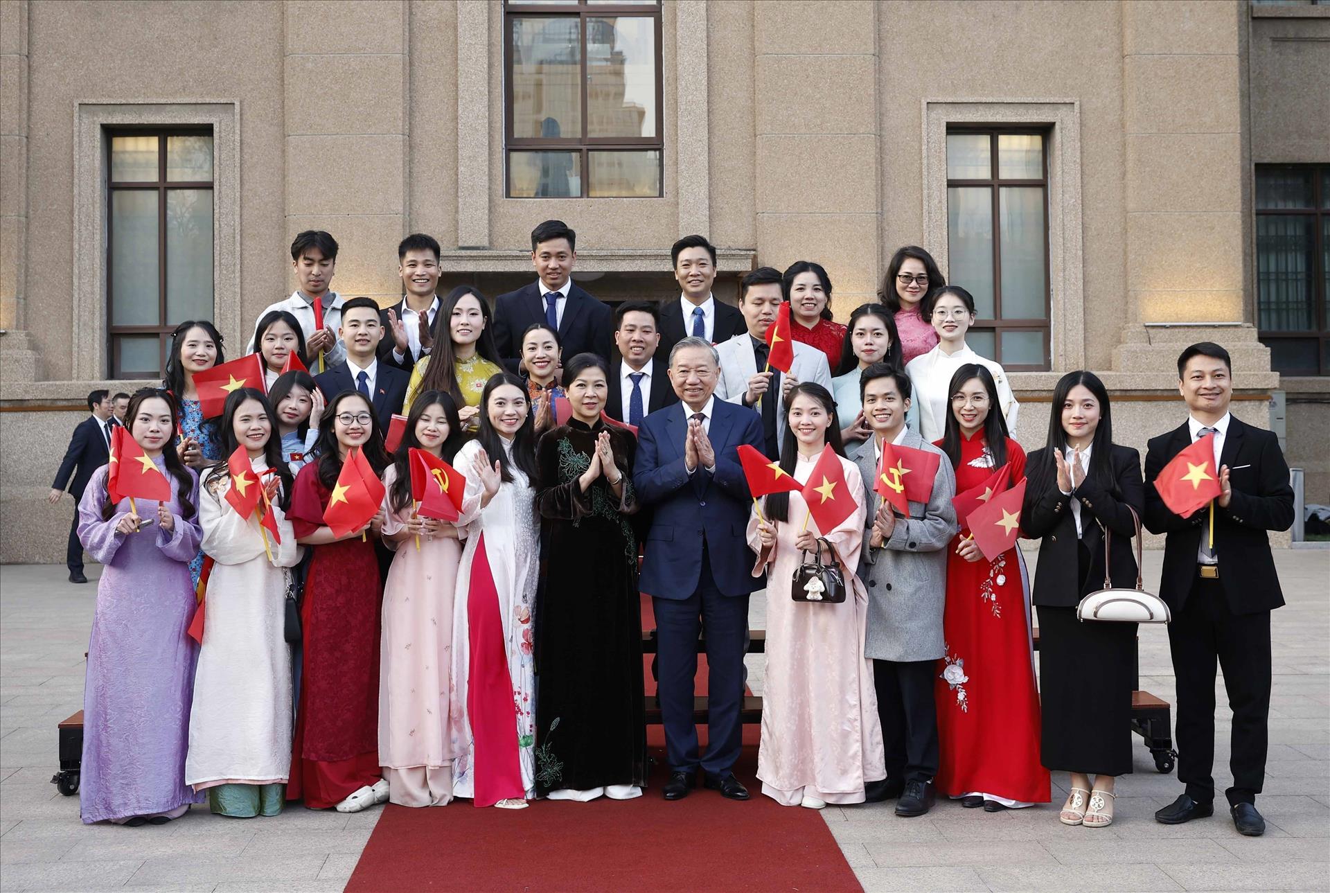 Top leader meets Vietnamese community in Beijing, leaving strong impression on expatriates: students