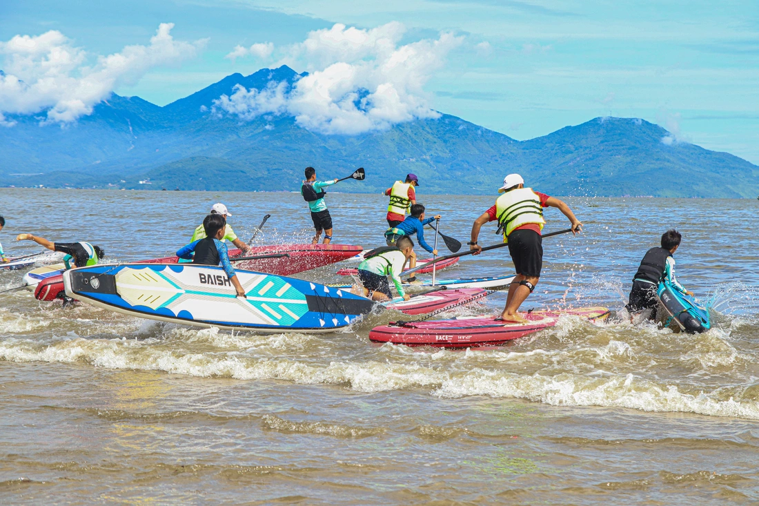 ດ່າ​ໜັງ ຈັດຫຼາຍ​ເຫດ​ການ, ງານ​ບຸນ​ໃນ​ໂອ​ກາດ​ພັກ​ບຸນ​ໄຫວ້​ບູ​ຊາ​ບັນ​ດາ​ເຈົ້າ​ຊີ​ວິດ​ຮຸ່ງ, ວັນ​ປົດ​ປ່ອຍ​ພາກ​ໃຕ້ ຫວຽດ​ນາມ ແລະ ວັນ​ກຳ​ມະ​ກອນ​ສາ​ກົນ