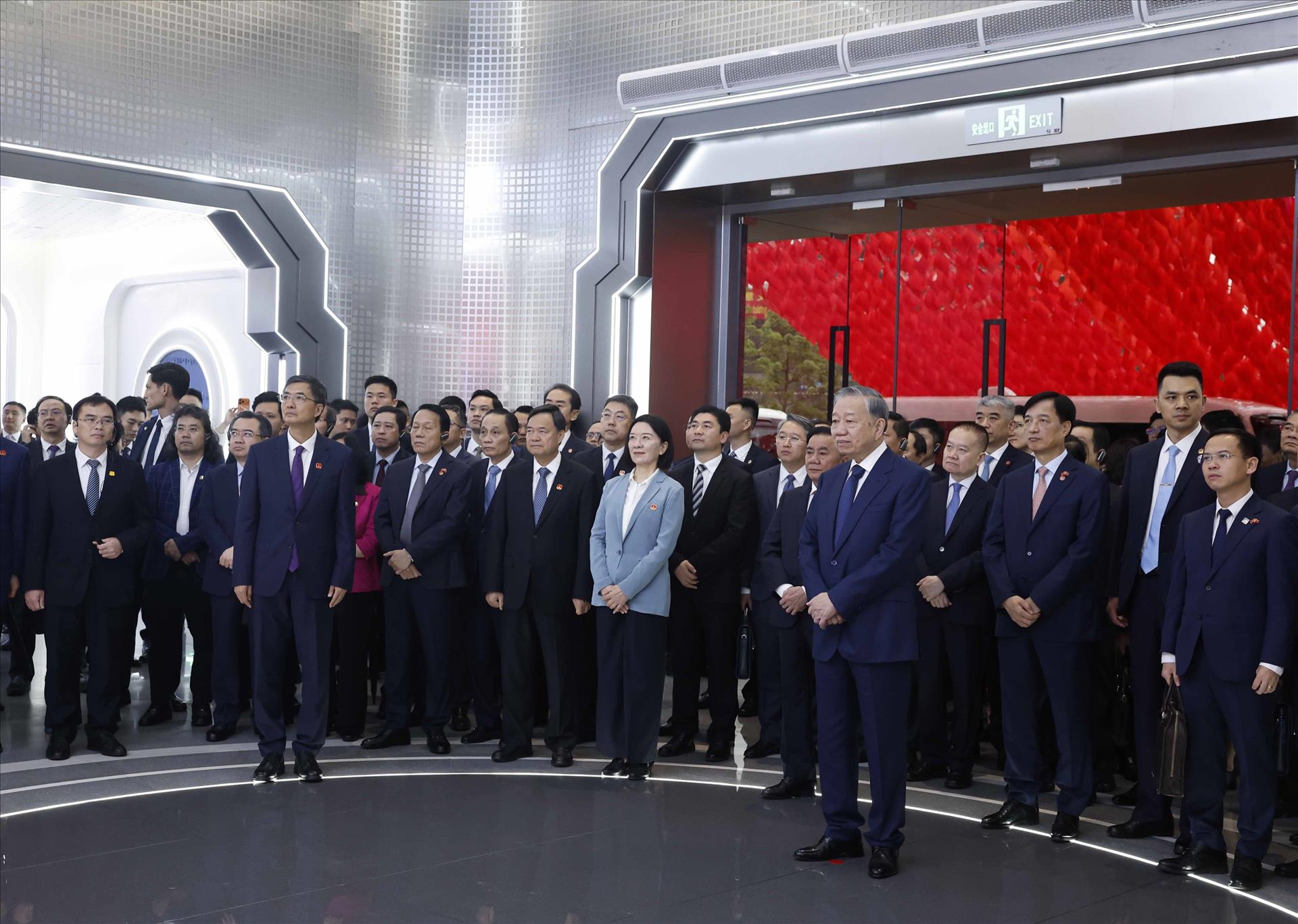 Top Vietnamese leader visits China–ASEAN AI Application Cooperation Center