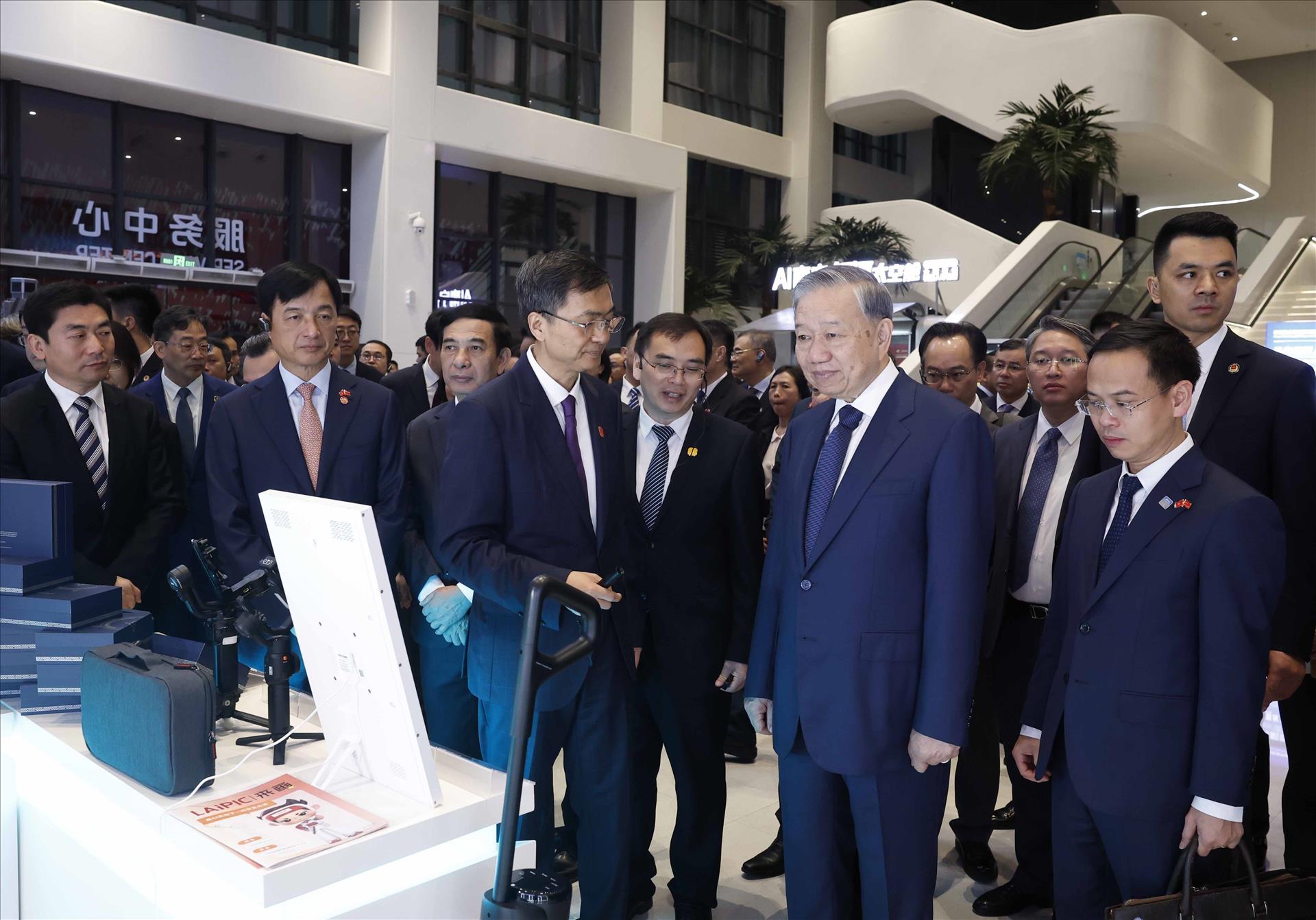 Top Vietnamese leader visits China–ASEAN AI Application Cooperation Center