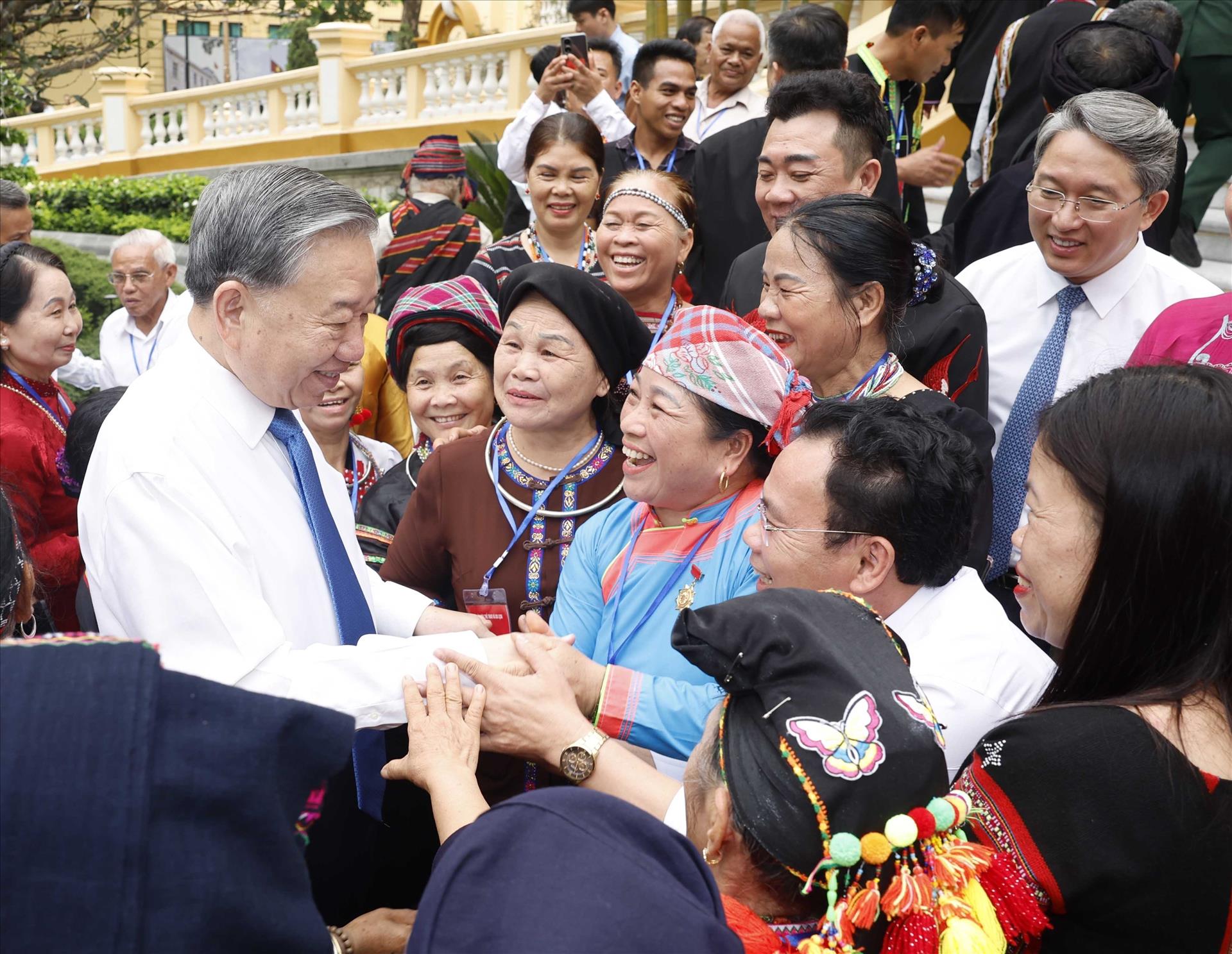 越共中央总书记、国家主席苏林会见全国民族地区的村寨族长、元老、艺人及乡贤代表