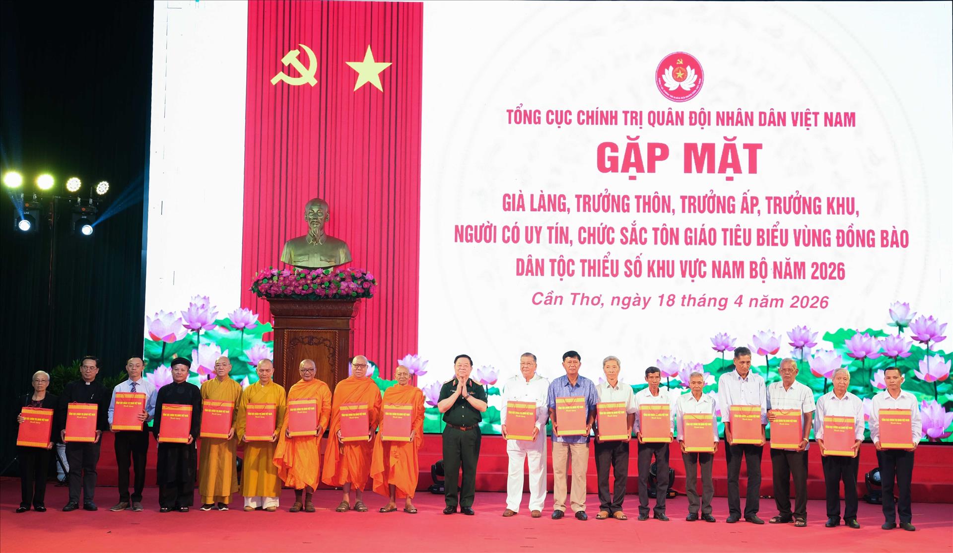 Đại tướng Nguyễn Trọng Nghĩa gặp mặt già làng, trưởng thôn, chức sắc tôn giáo tiêu biểu khu vực Nam Bộ