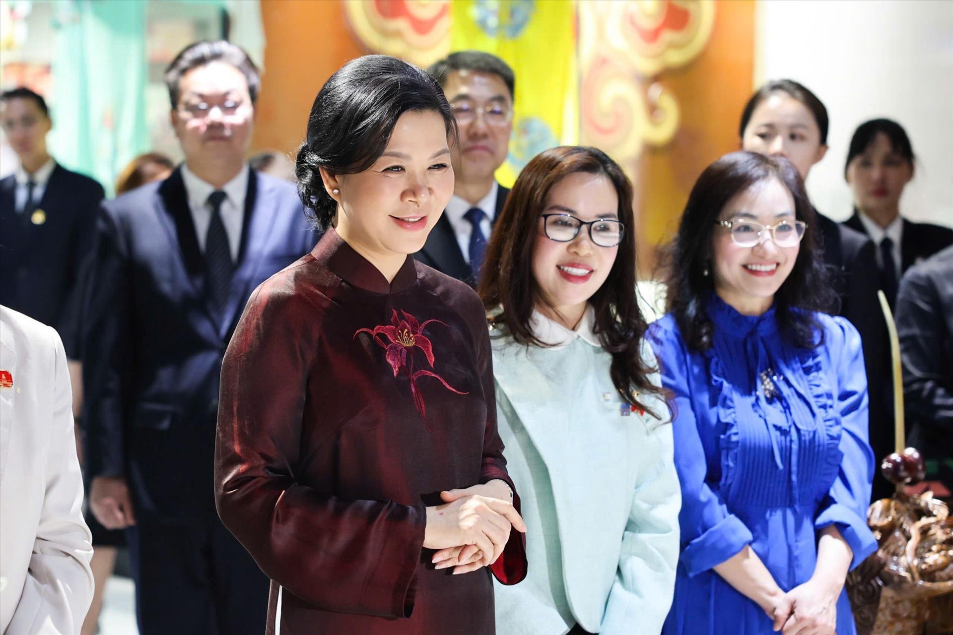Primera dama de Vietnam visita el Museo de Música Étnica de Guangxi