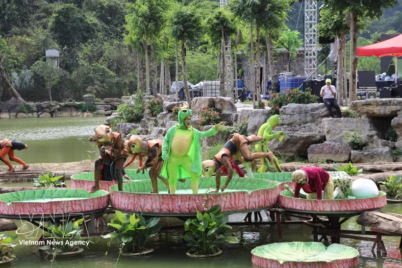 Espectáculos escénicos en provincia vietnamita cautivan al turismo internacional
