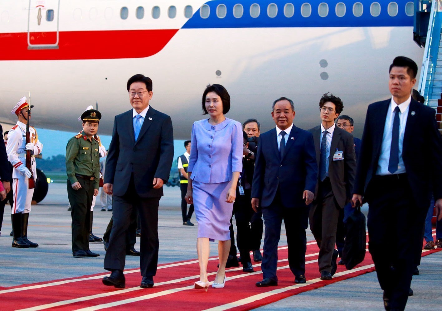 Korean President arrives in Hanoi, beginning state visit to Vietnam