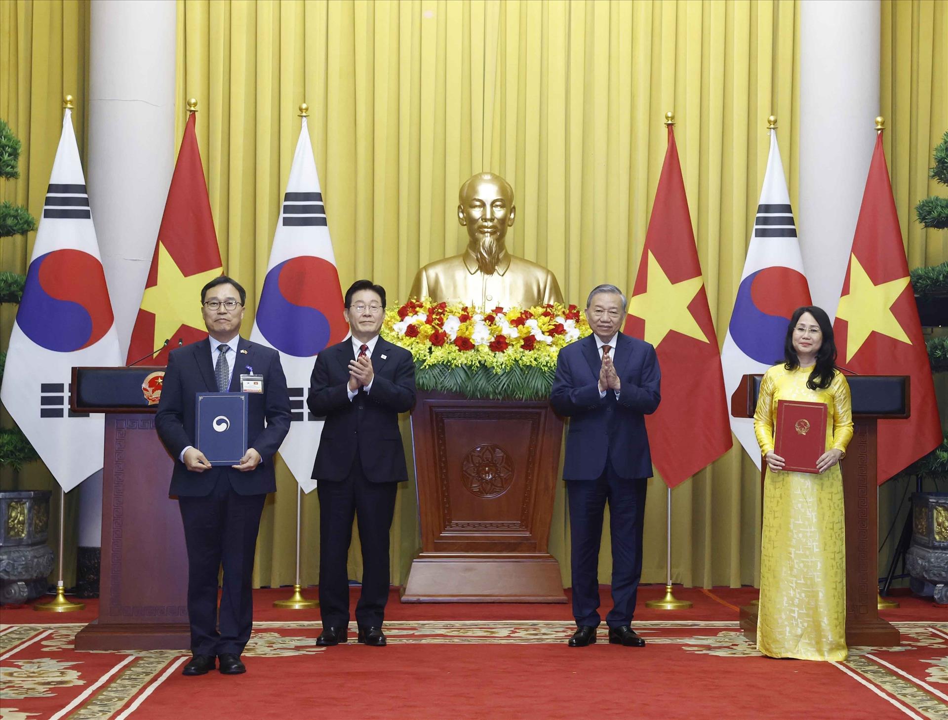 Cérémonie déchange de documents de coopération Vietnam-République de Corée