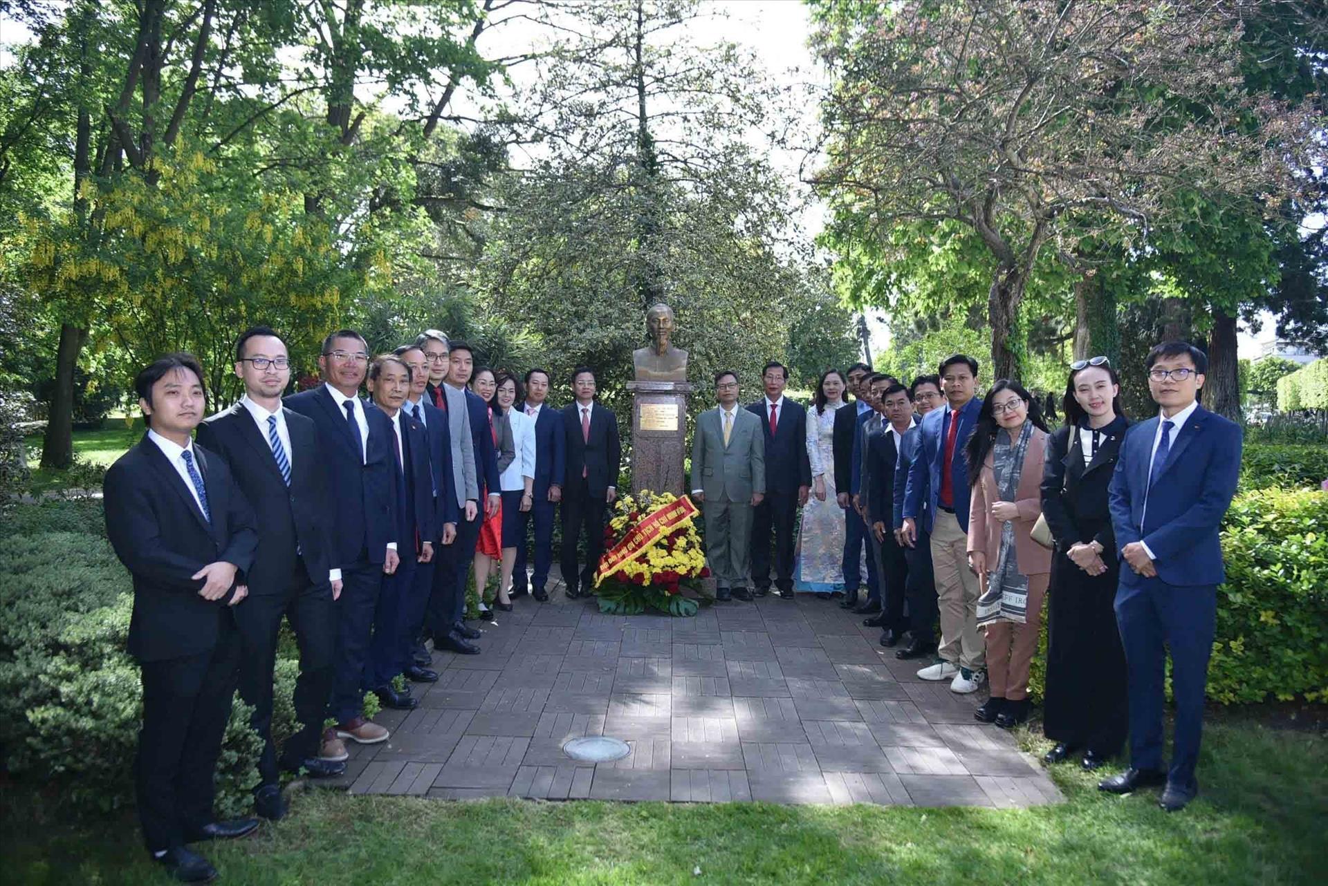 51 năm thống nhất đất nước: Dâng hoa tưởng niệm Chủ tịch Hồ Chí Minh tại Pháp