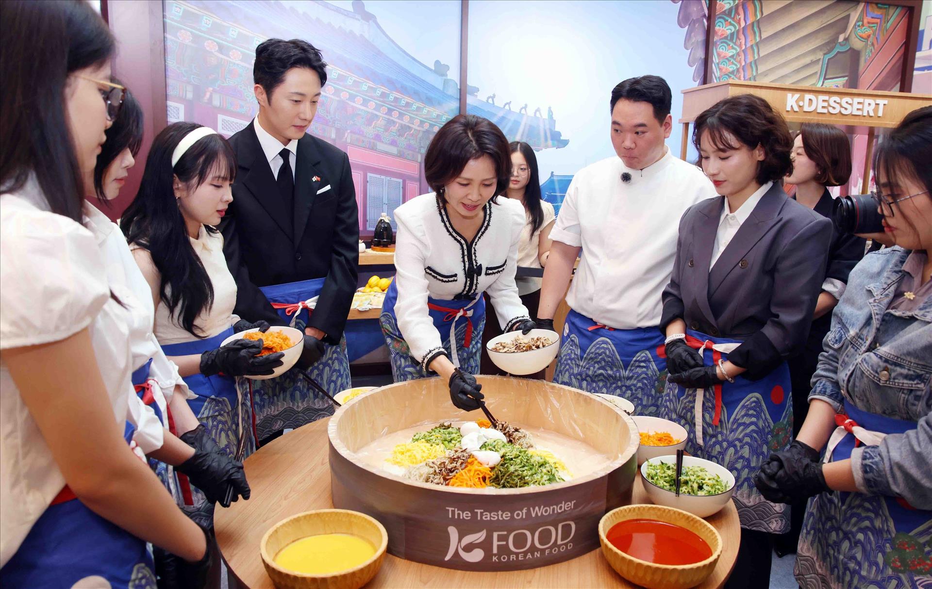 RoK First Lady experiences Korea Culture and Tourism Festival in Vietnam