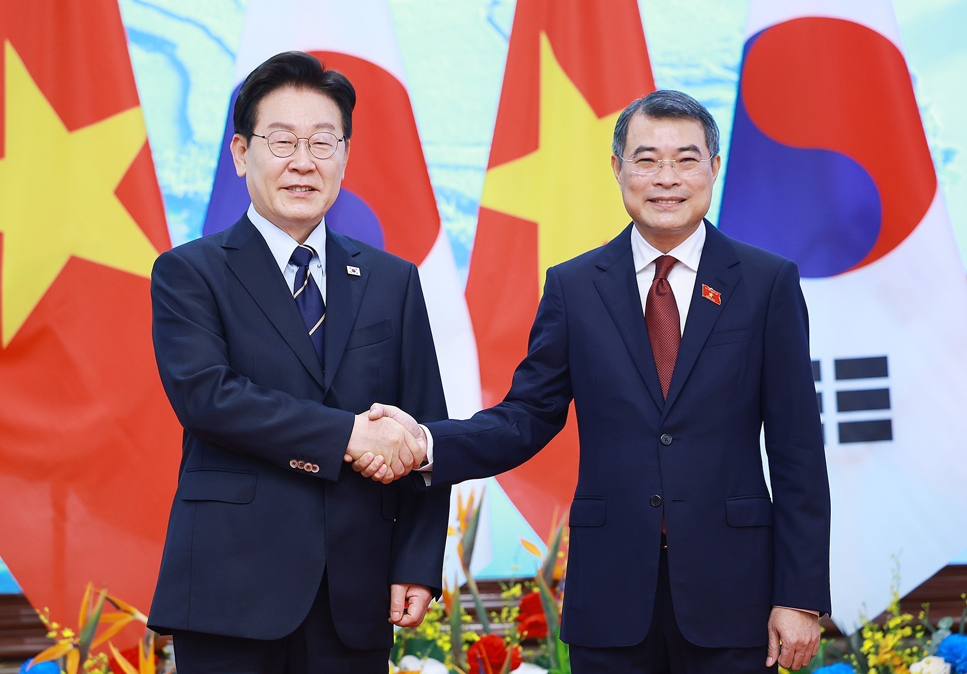 Entrevue entre le Premier ministre Le Minh Hung et le président sud-coréen Lee Jae Myung