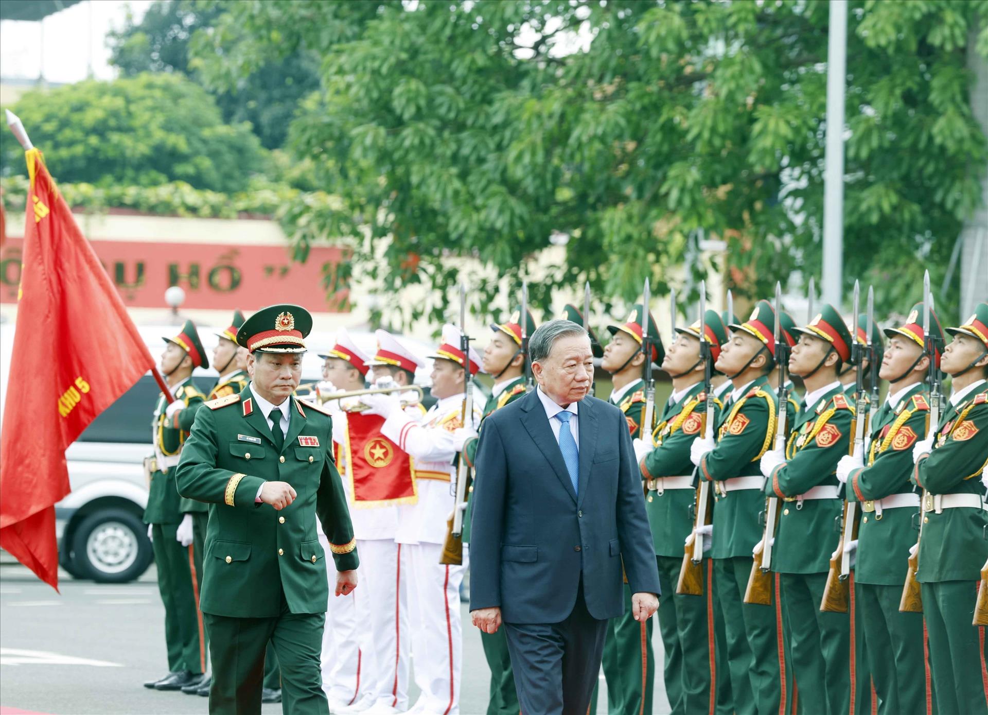 Top leader requests Military Region 5 to play core role in building all-people national defence