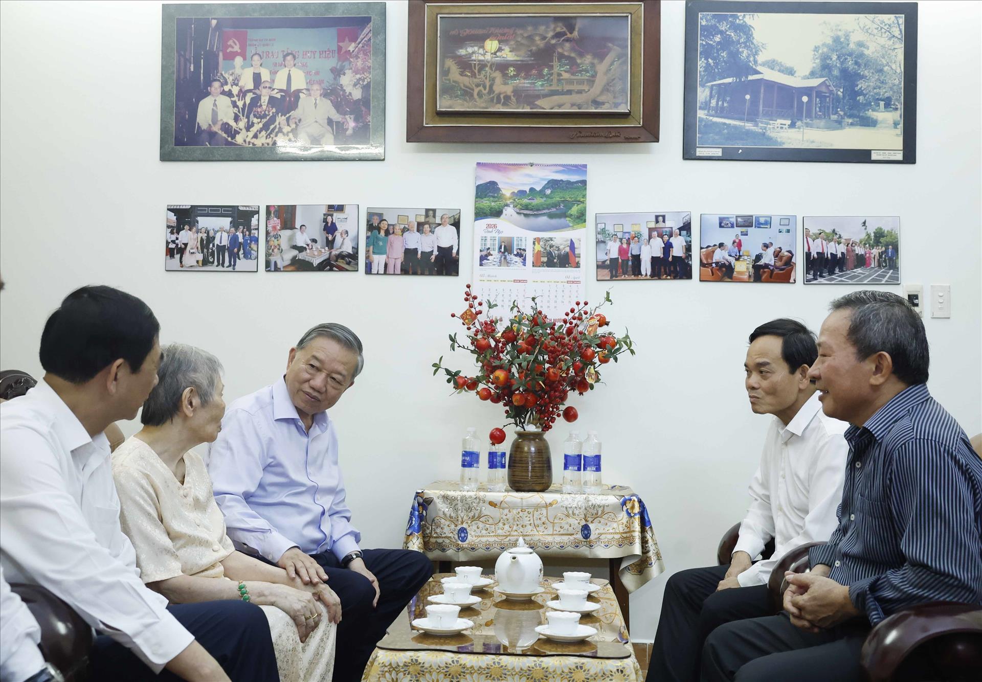 Le dirigeant To Lam rend hommage à des dirigeants historiques à loccasion des 51 ans de la réunification nationale