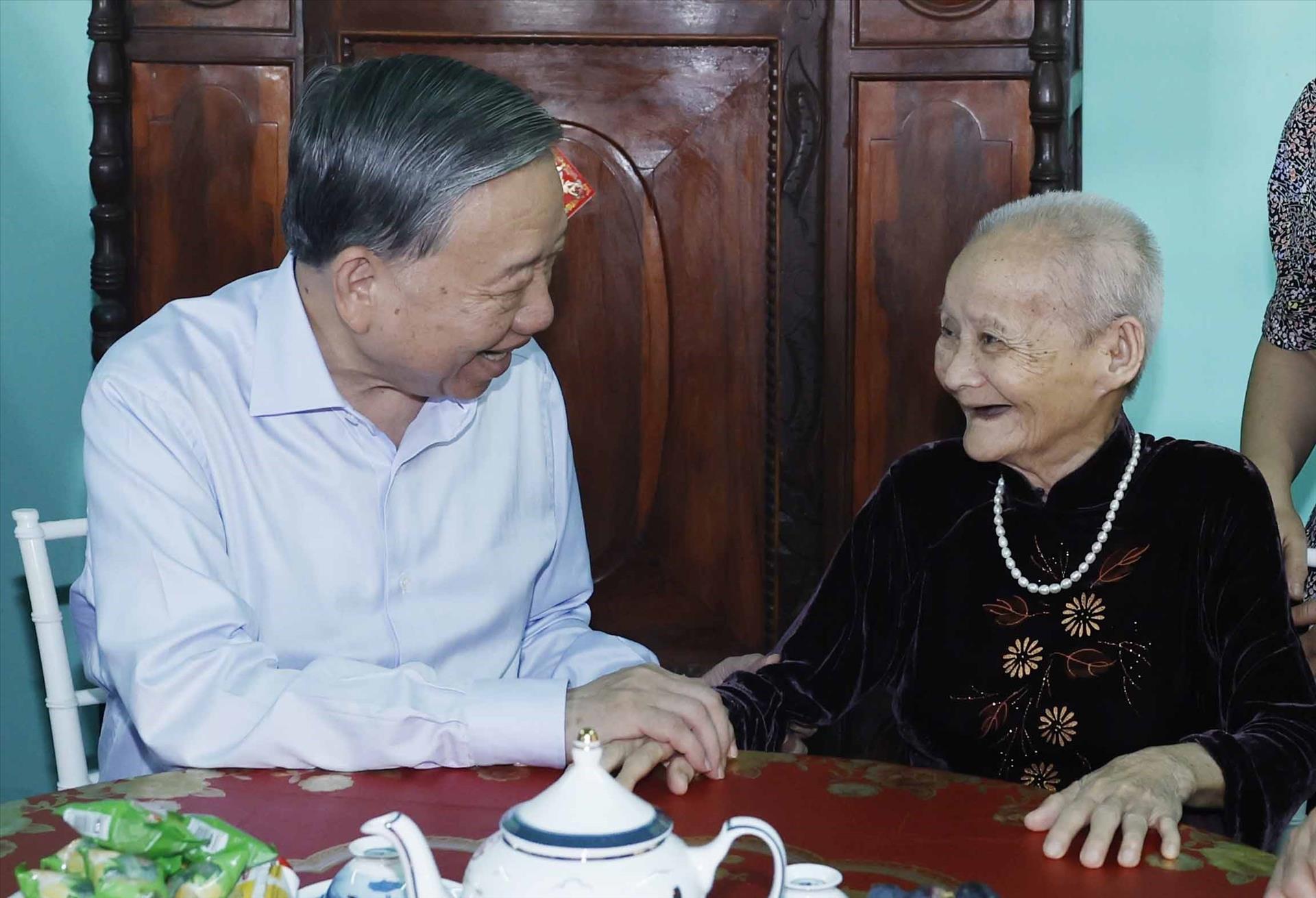 Líder vietnamita visita a exdirigentes del Partido y del Estado en Ciudad Ho Chi Minh