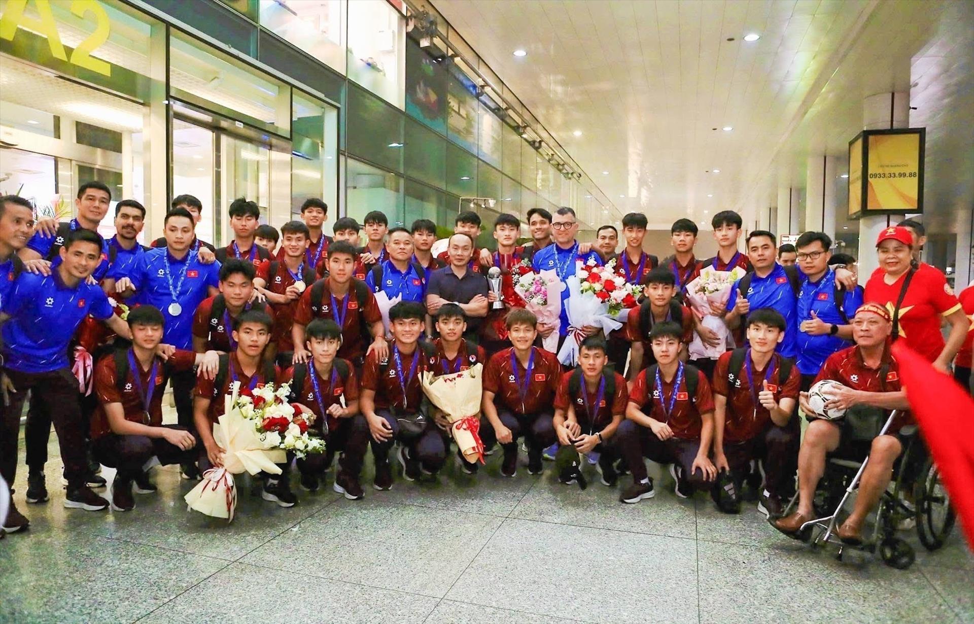 Vietnam U17 team returns home after ASEAN championship triumph