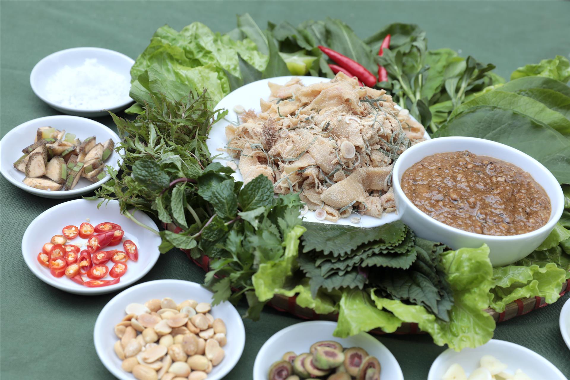 Gỏi cá tầm cuốn rau rừng 