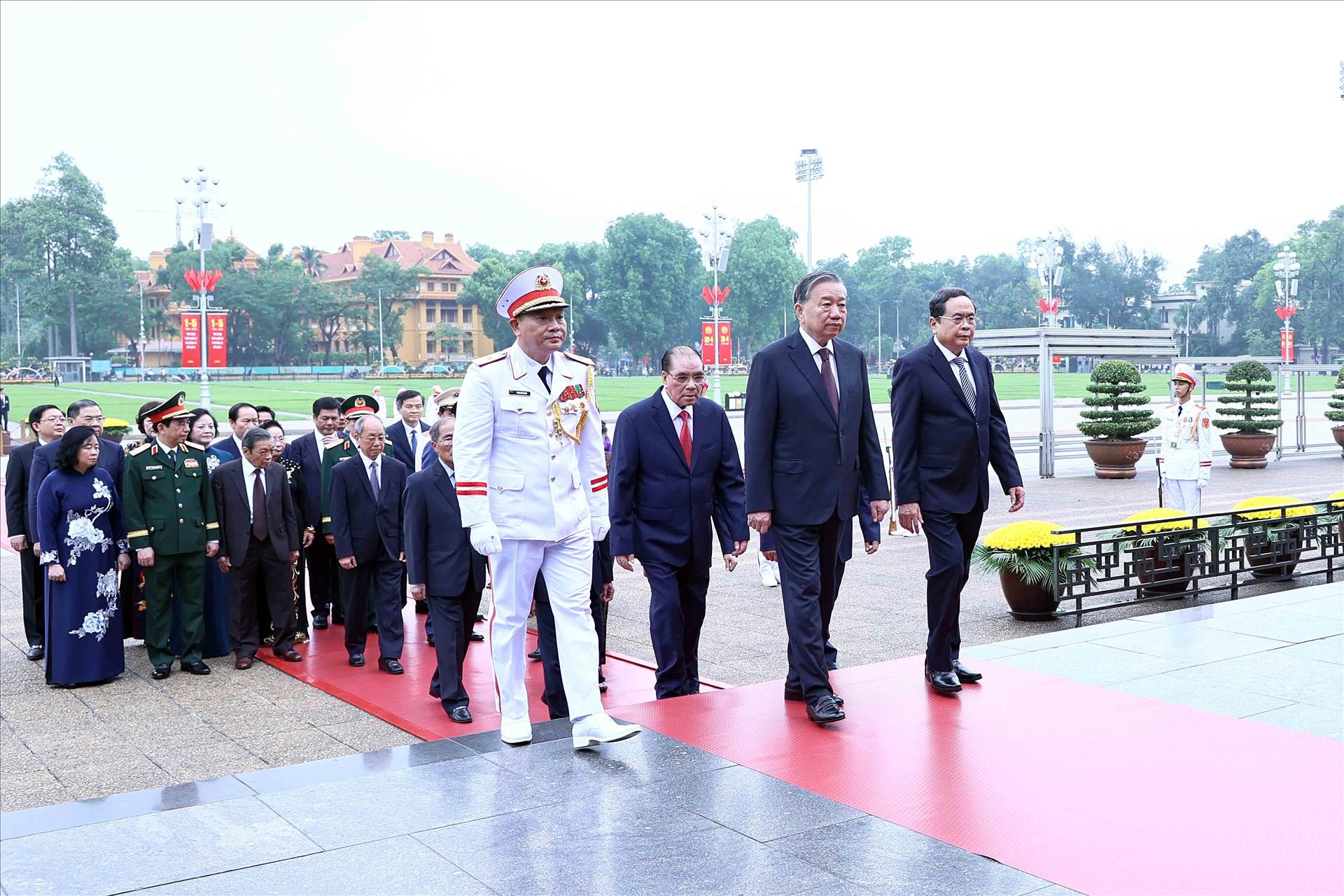南部解放・国家統一51周年記念　党・国家指導者がホーチミン廟を参拝