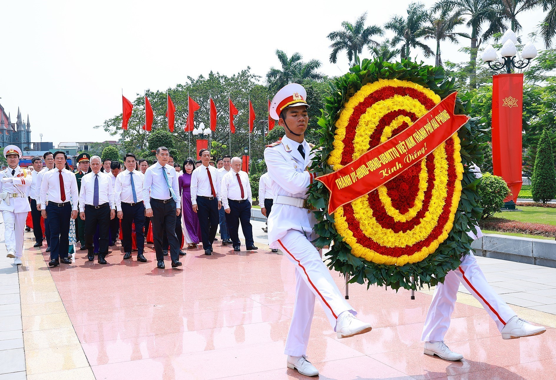 Le Premier ministre Le Minh Hung rend hommage aux héros de la révolution à Hai Phong