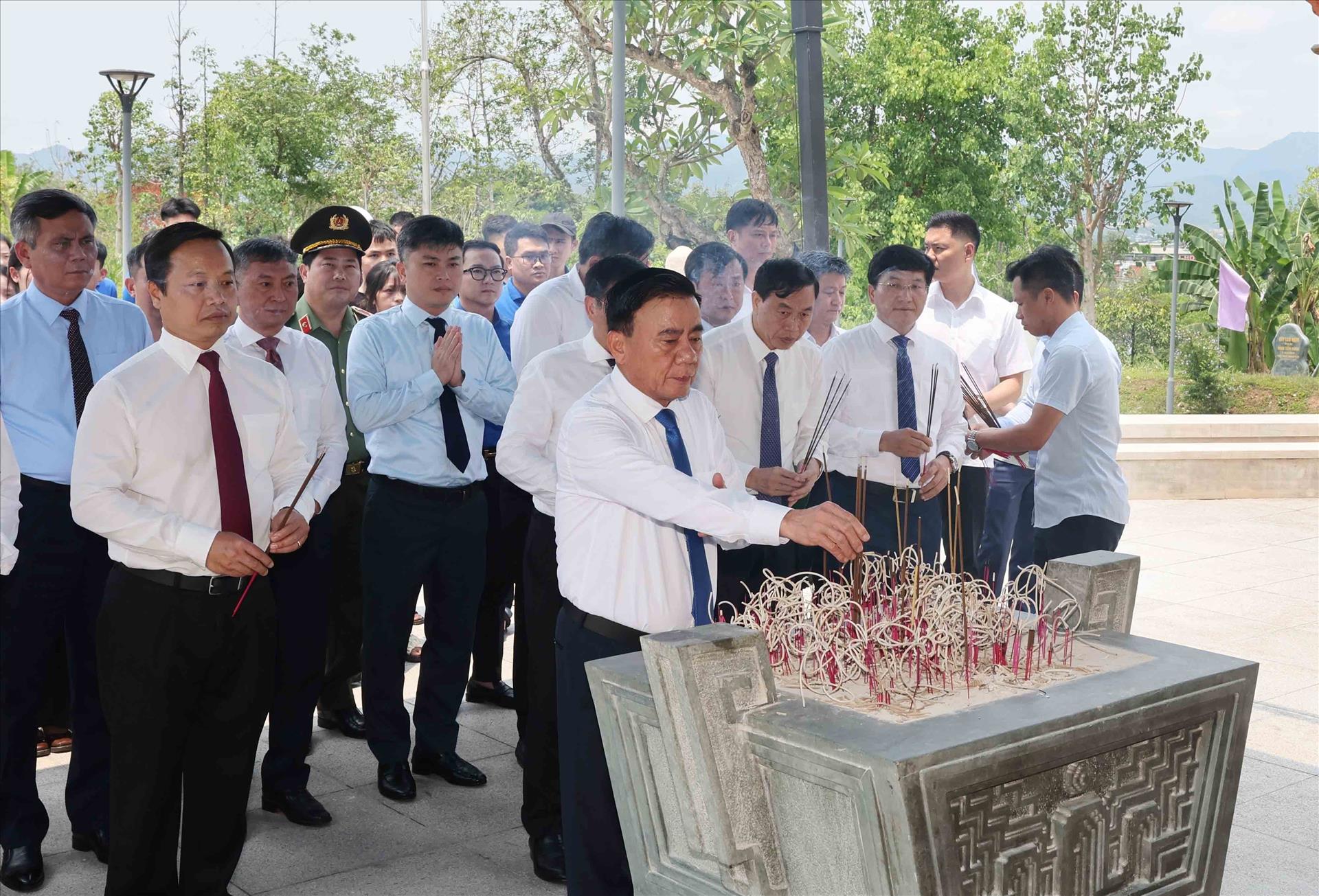 Thường trực Ban Bí thư Trần Cẩm Tú dâng hương, tưởng niệm các anh hùng, liệt sĩ tại tỉnh Điện Biên