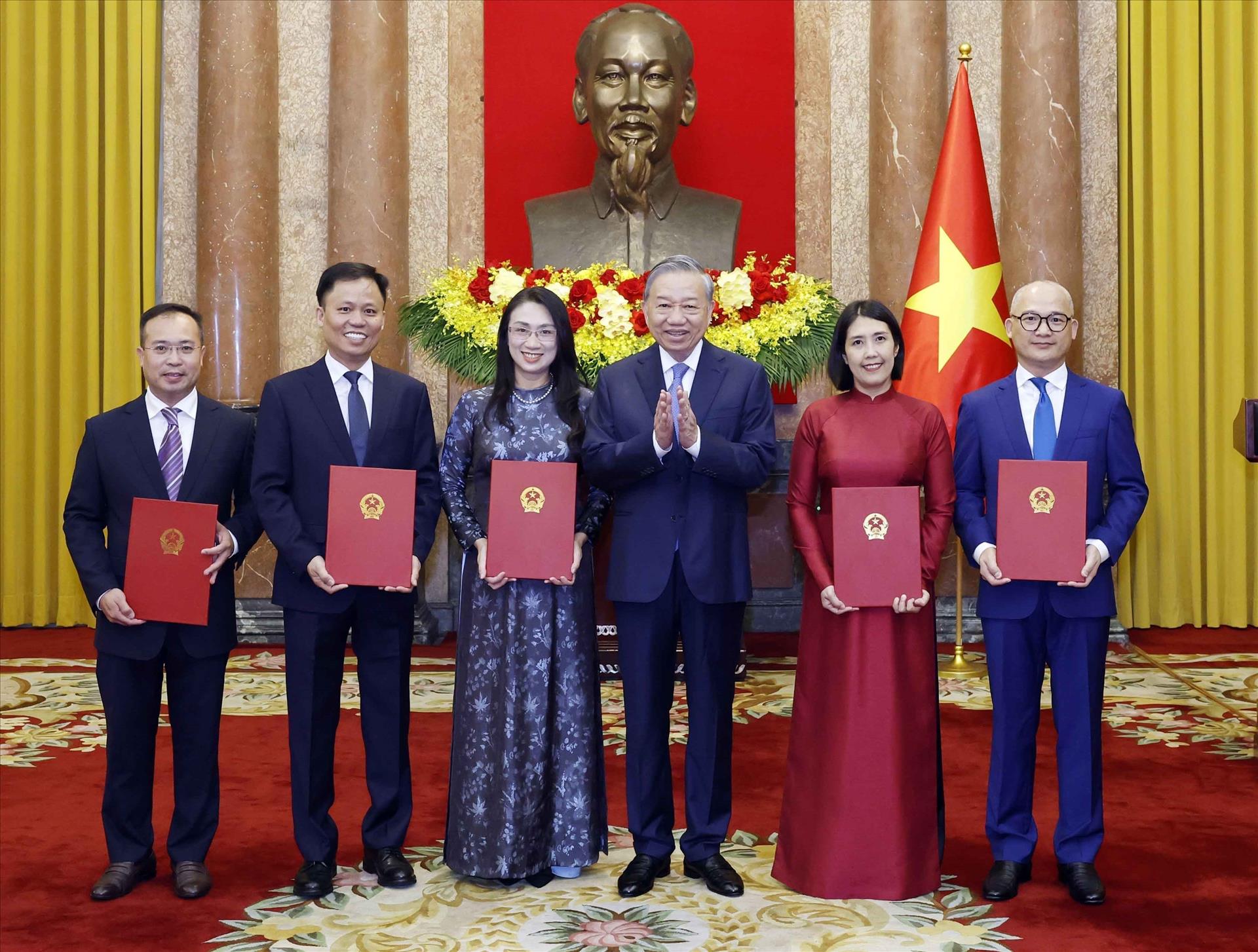 Tổng Bí thư, Chủ tịch nước Tô Lâm trao quyết định bổ nhiệm 5 Đại sứ Việt Nam tại nước ngoài