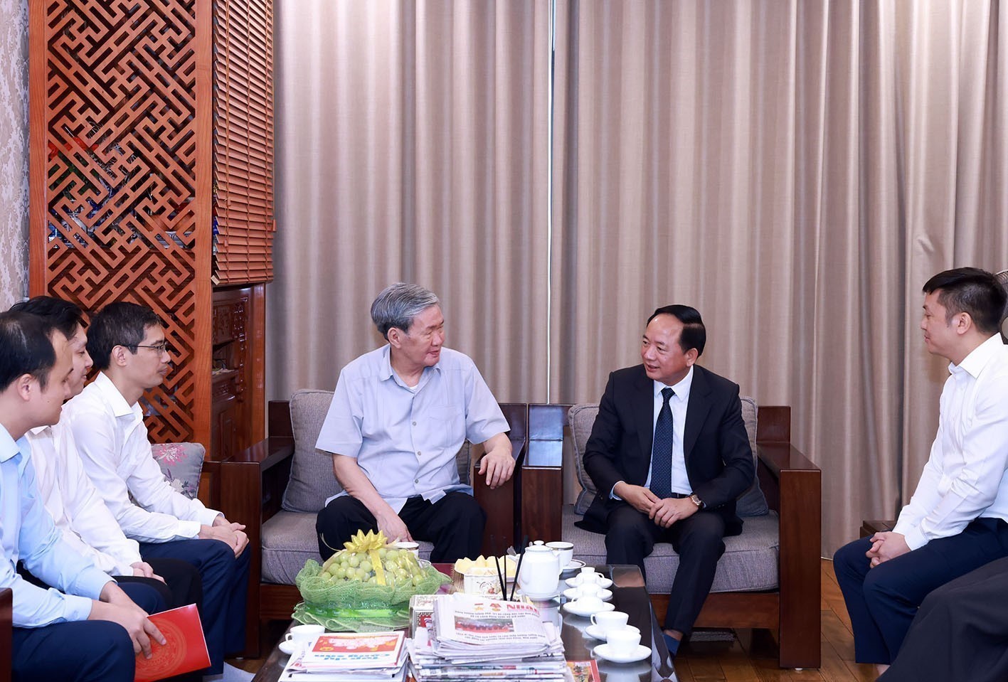 Trưởng ban Tuyên giáo và Dân vận Trung ương Trịnh Văn Quyết thăm, chúc mừng nguyên Thường trực Ban Bí thư Đinh Thế Huynh