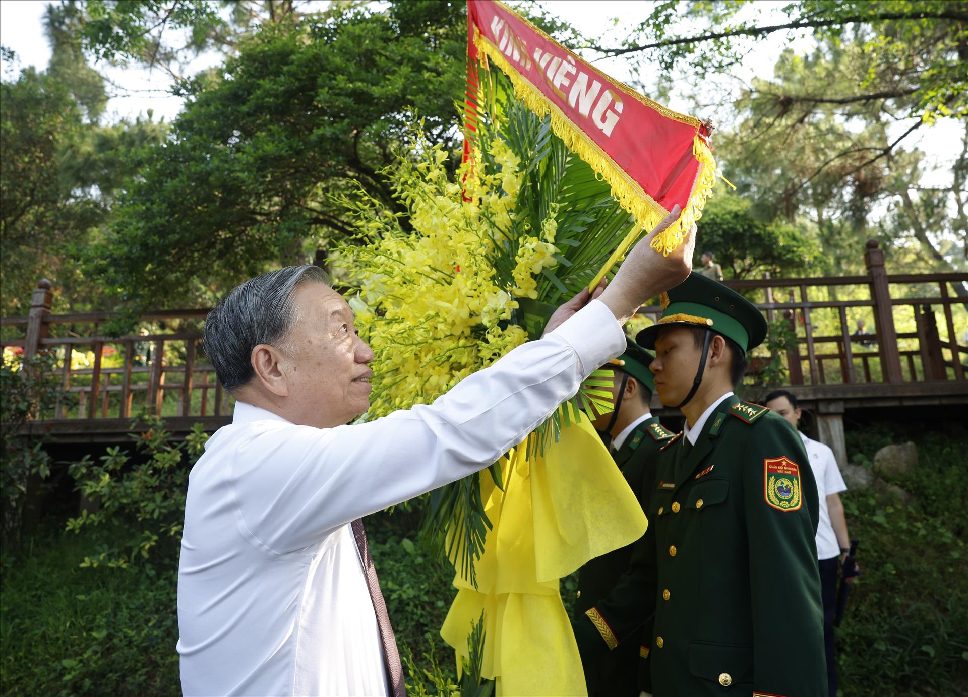 苏林在广治省向英烈敬献花圈、上香