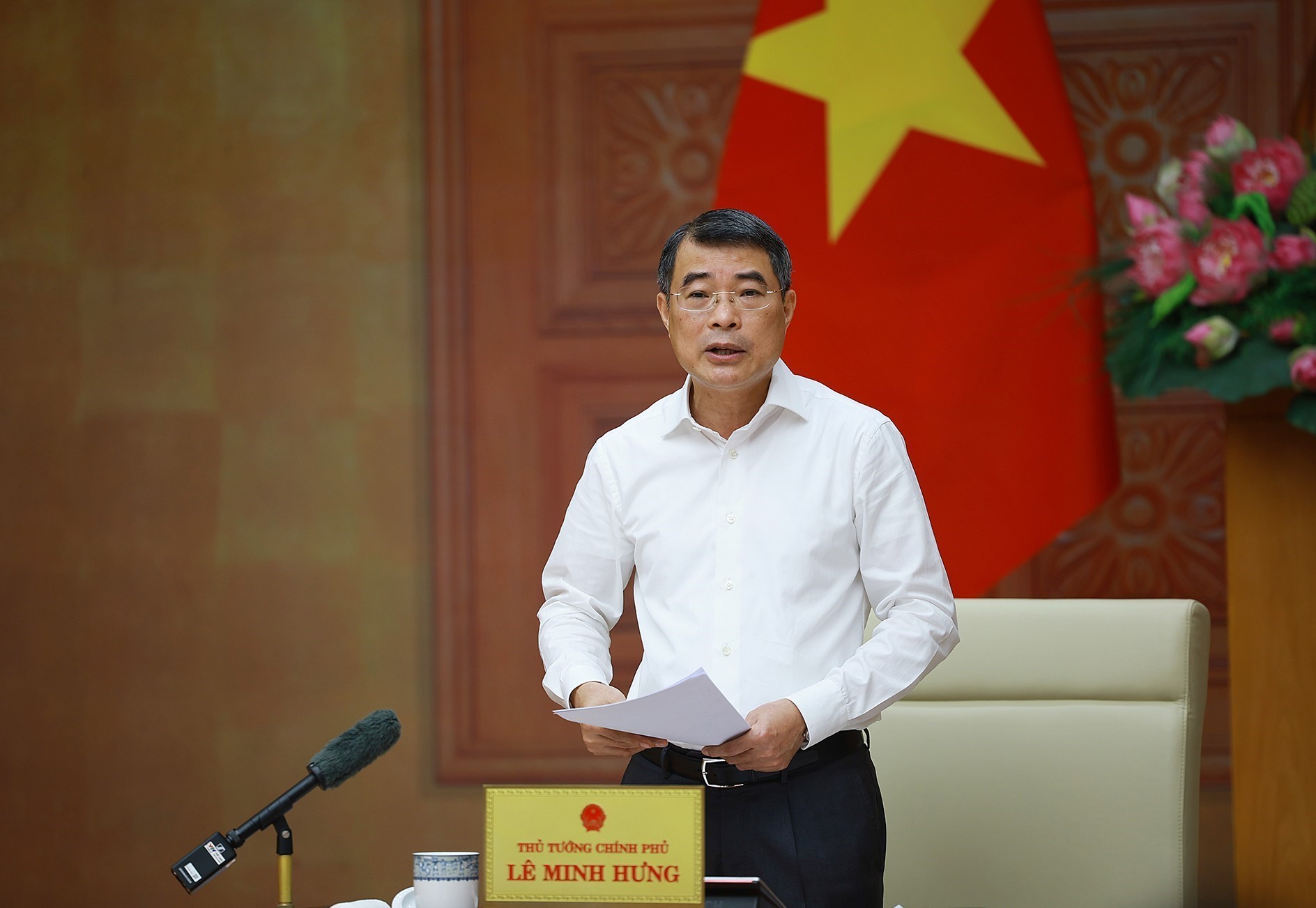 越南政府总理：从管理思维转向服务与建设思维，促进生产、投资、经营发展