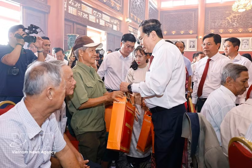 Presidente del Parlamento vietnamita rinde homenaje a mártires en provincia de An Giang