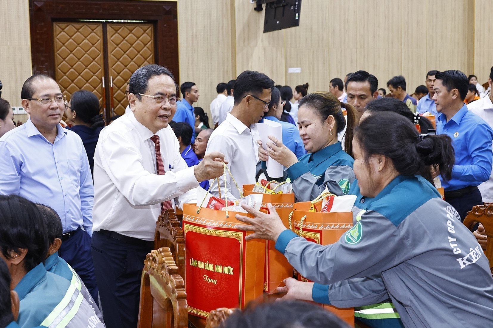 Chủ tịch Quốc hội Trần Thanh Mẫn thăm, tặng quà công nhân, người lao động khó khăn tại tỉnh An Giang