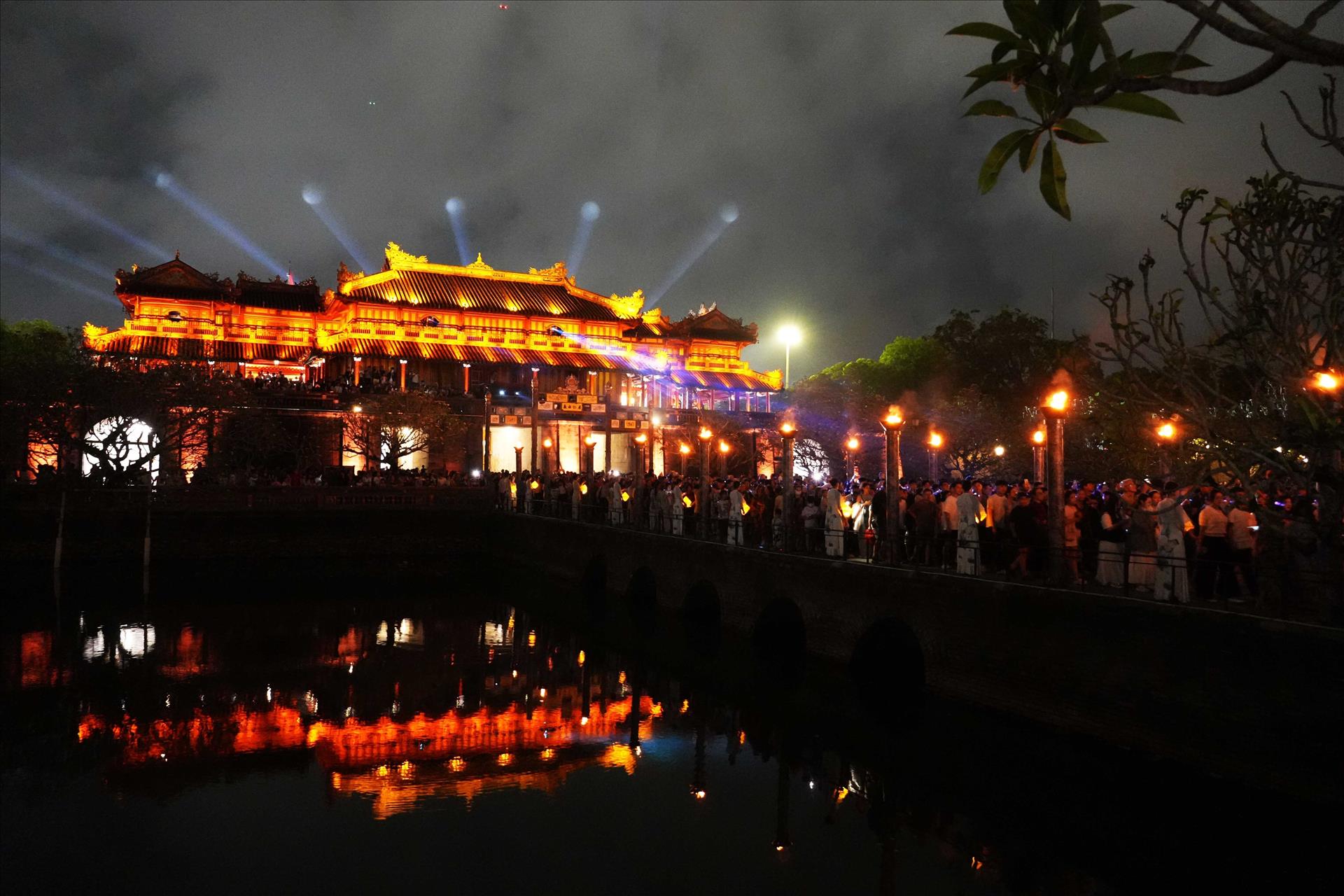 顺化市用夜间旅游产品留住游客的脚步