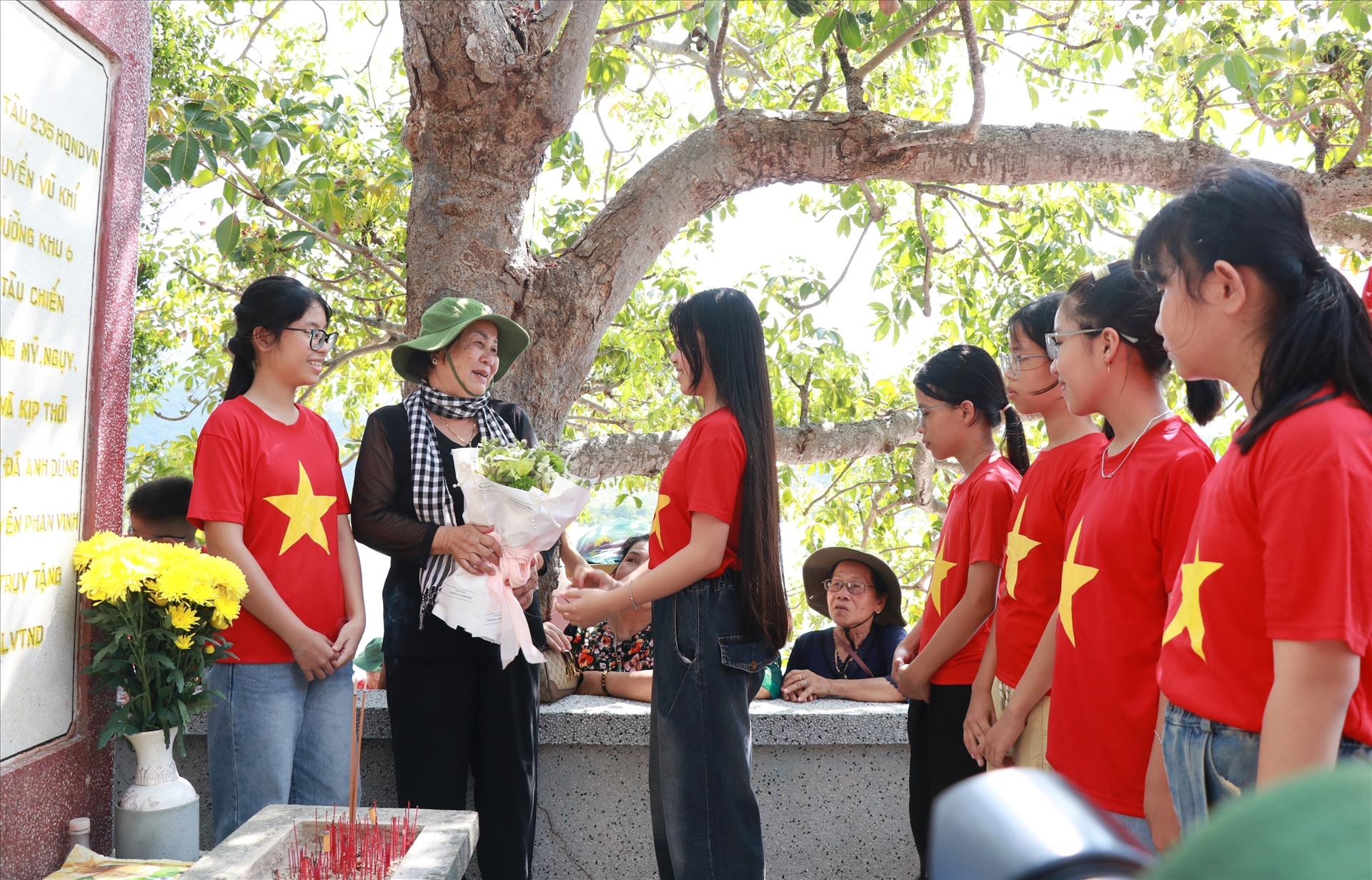 Hành trình về địa chỉ đỏ: Bồi đắp lý tưởng cho thế hệ trẻ