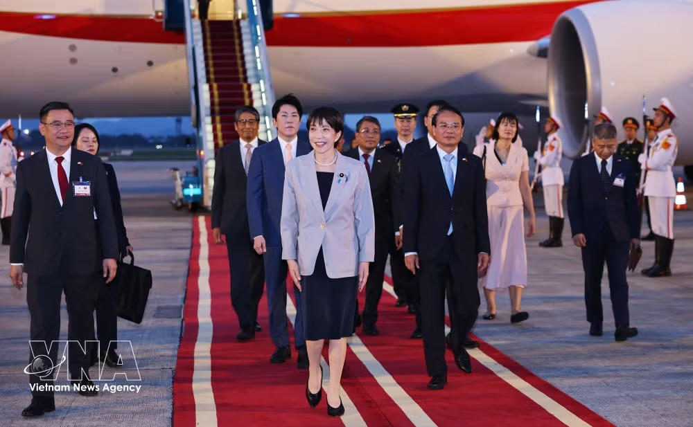 Primera ministra japonesa llega a Hanoi para iniciar su visita oficial a Vietnam