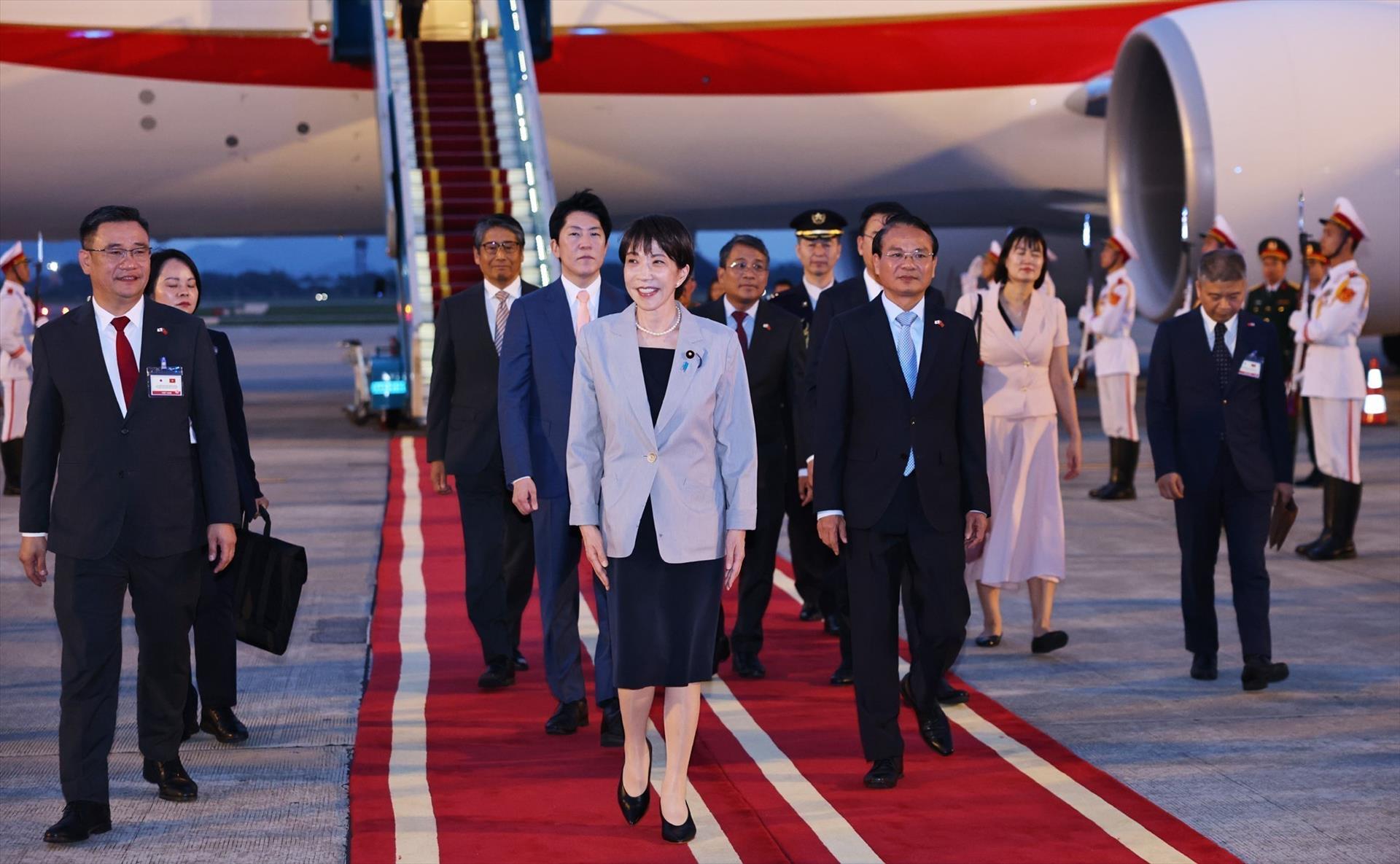 La Première ministre japonaise arrive à Hanoï pour une visite officielle au Vietnam