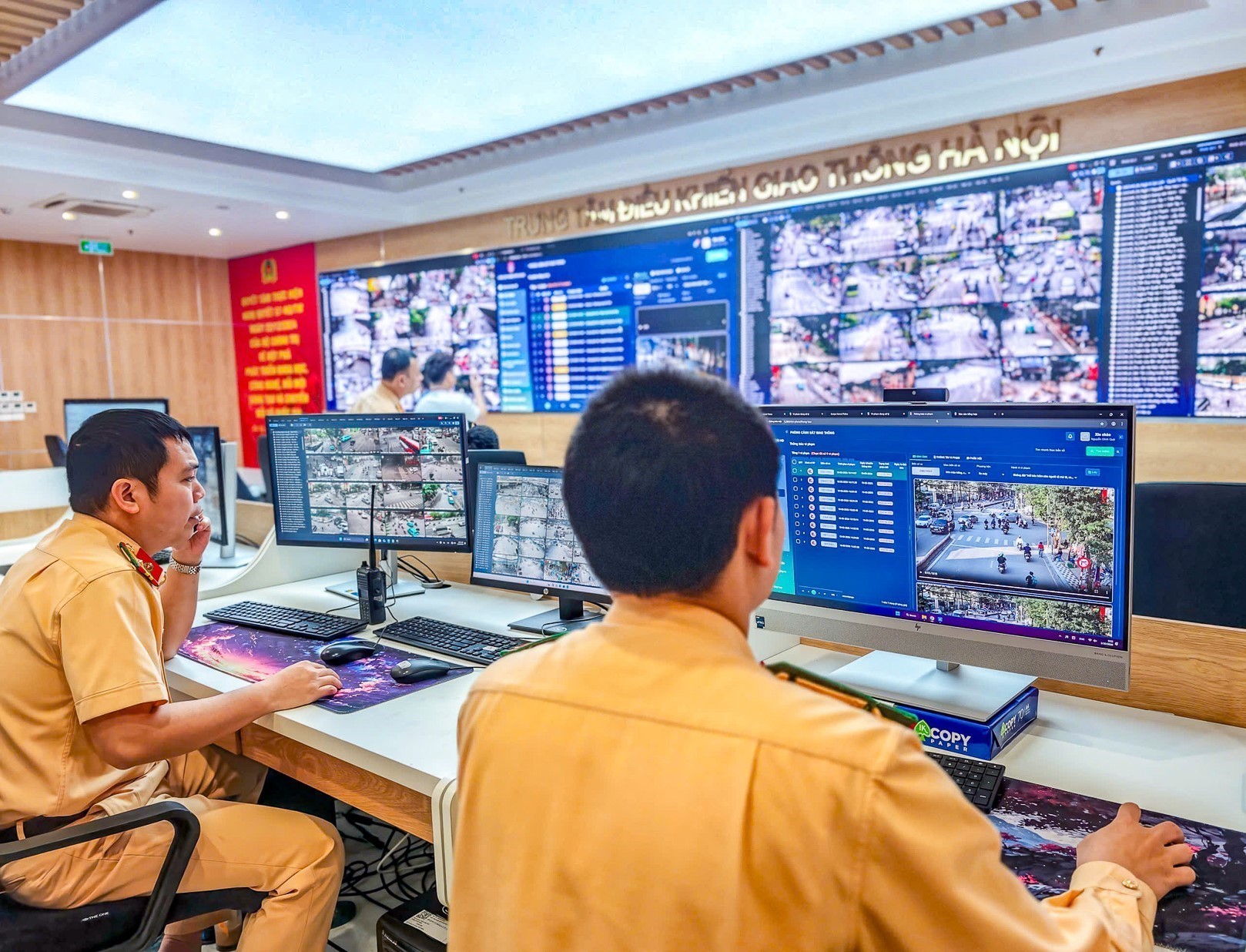 Cận cảnh nơi không có ngày nghỉ để giữ nhịp giao thông Thủ đô
