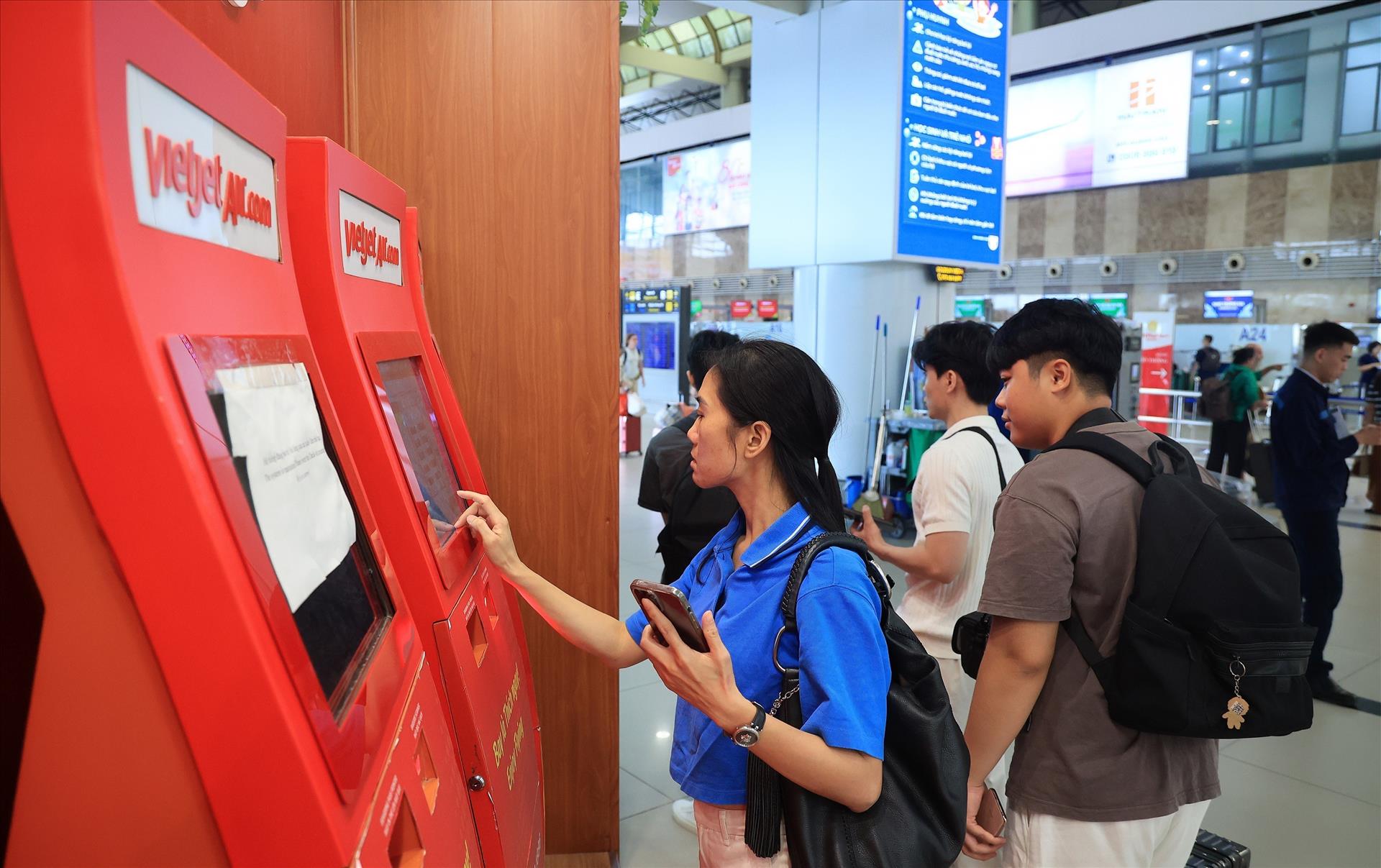 Sân bay Nội Bài đảm bảo luồng tuyến thông suốt với hơn 240 quầy check-in dịp lễ