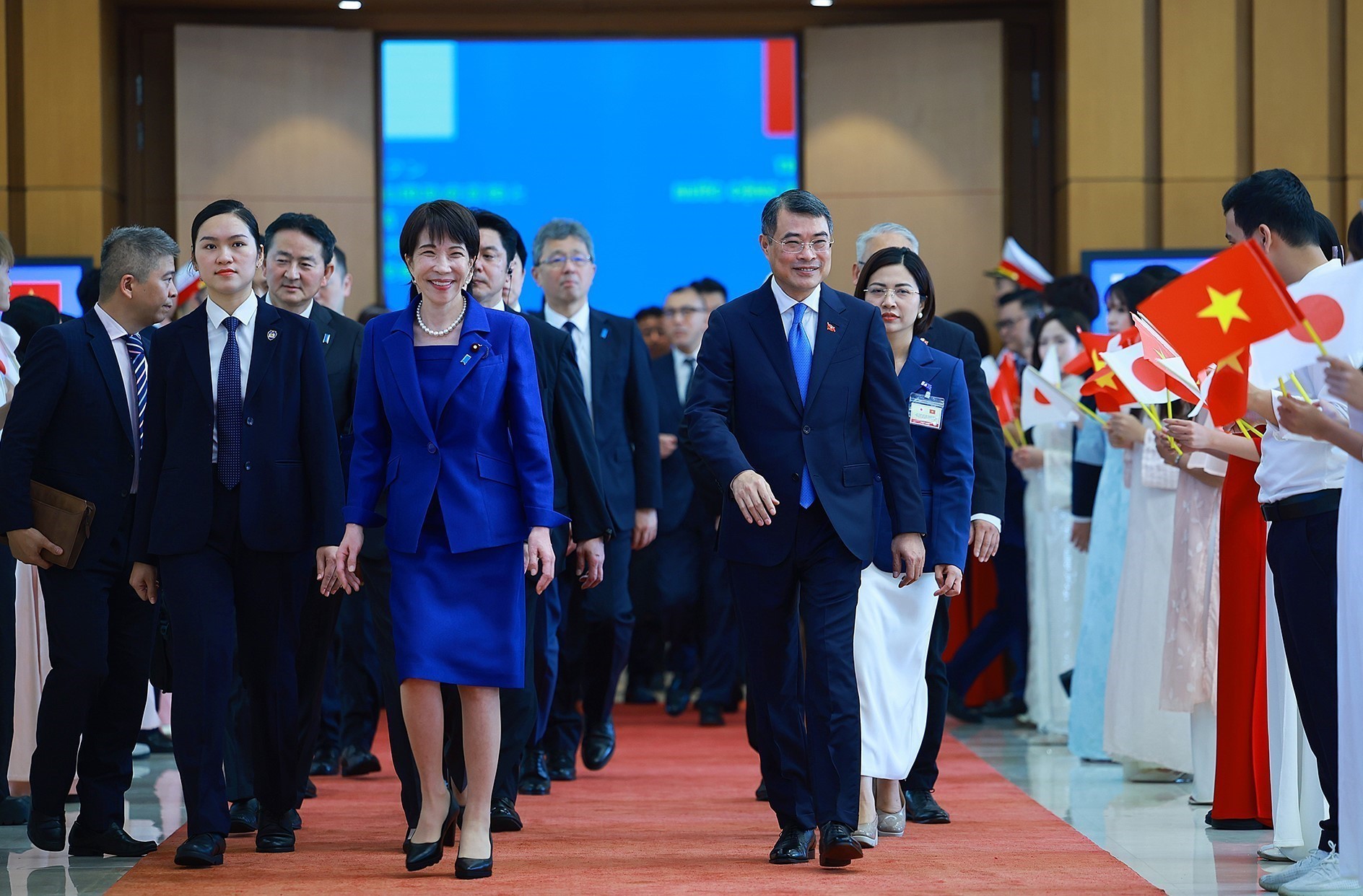 Japanese PM concludes official visit to Vietnam