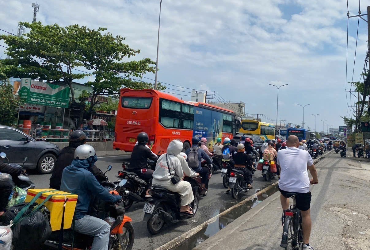 Cao tốc về TP. Hồ Chí Minh ùn tắc, bến xe, sân bay đông khách