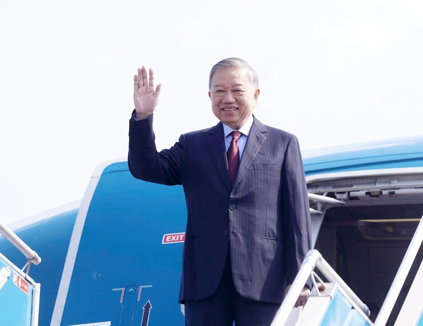 Top leader departs Hanoi for state visit to India
