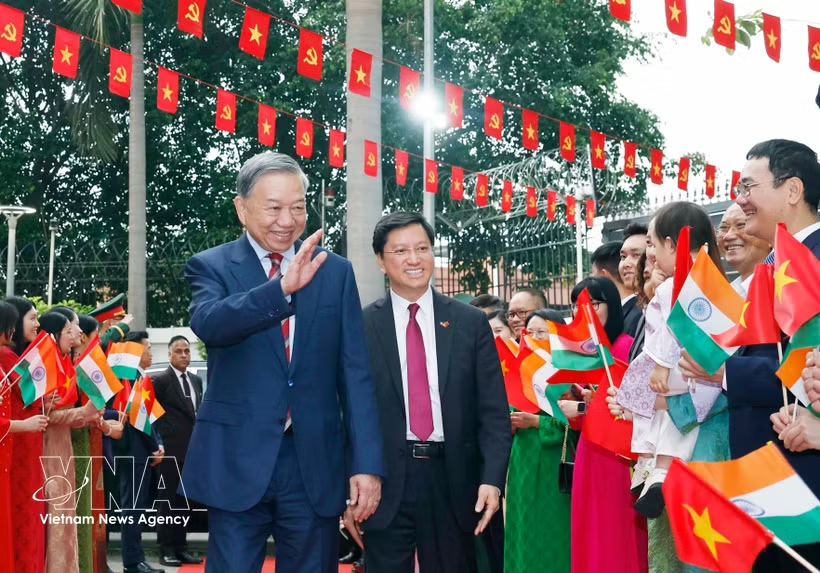 越共中央总书记、国家主席苏林与越南驻印度大使馆干部、工作人员及旅印越南人会面
