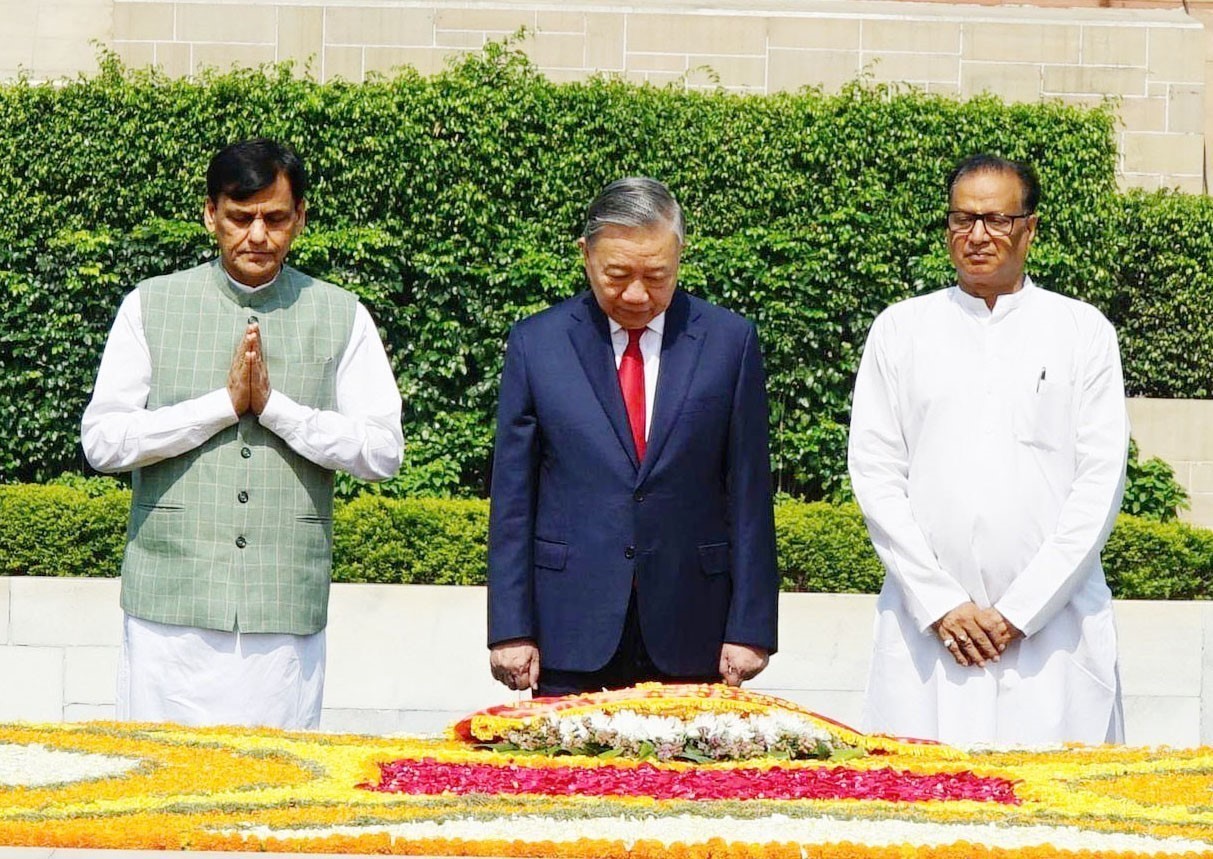 Tổng Bí thư, Chủ tịch nước Tô Lâm đặt vòng hoa tại Khu tưởng niệm Mahatma Gandhi và Tượng Chủ tịch Hồ Chí Minh (Ấn Độ)