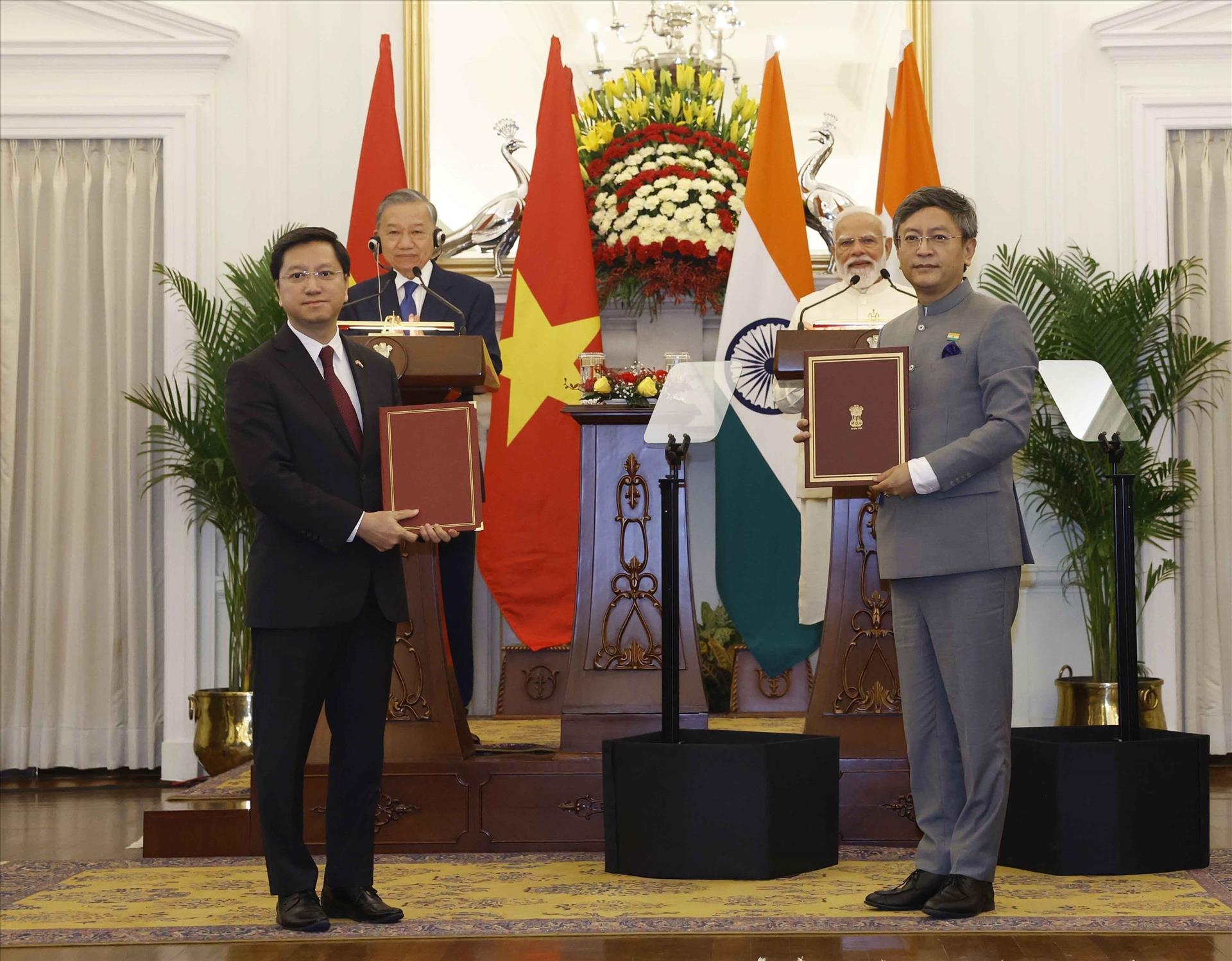 Vietnamese, Indian leaders witness exchange of various deals