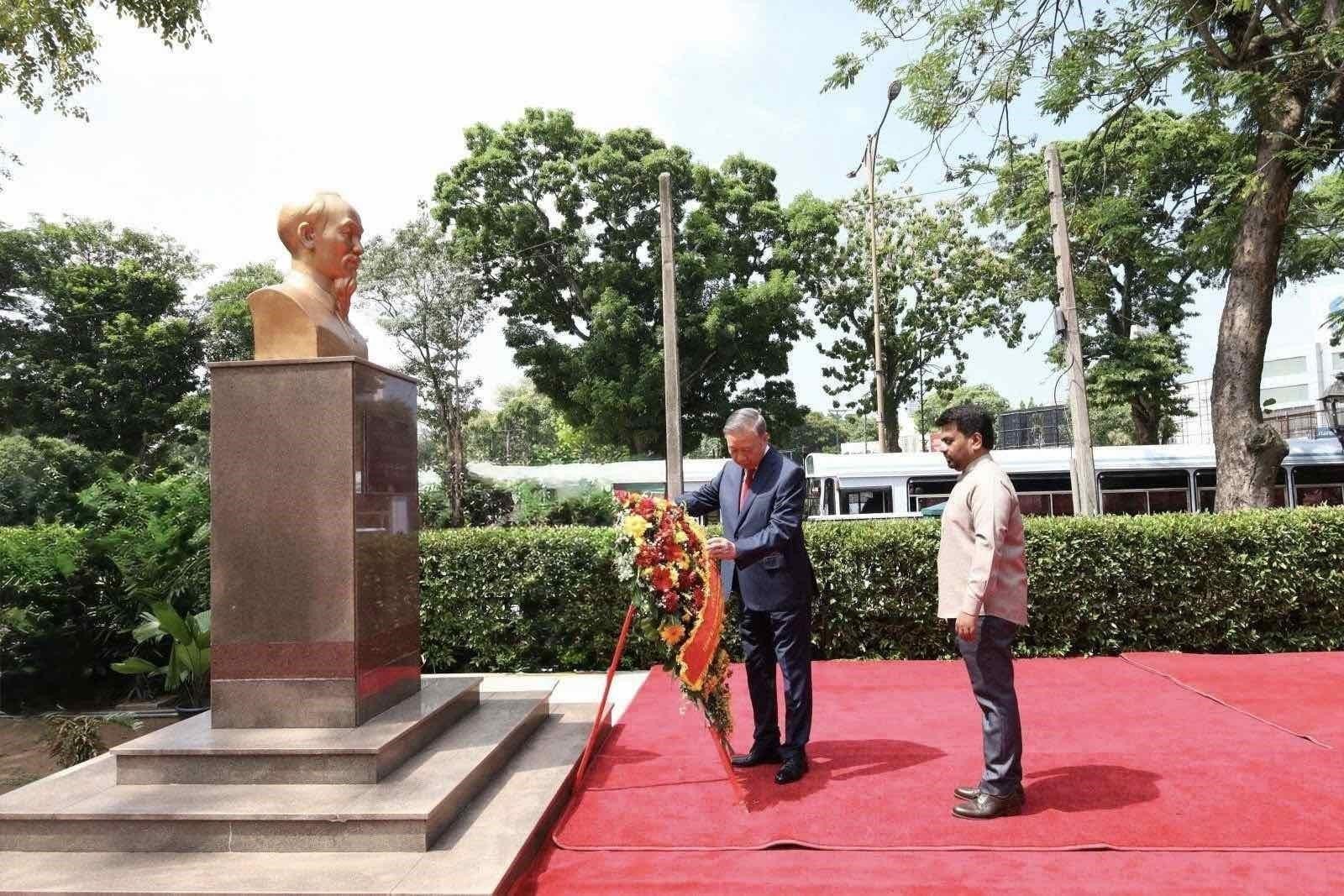 Tổng Bí thư, Chủ tịch nước Tô Lâm dâng hoa tại Tượng Chủ tịch Hồ Chí Minh ở thủ đô Colombo, Sri Lanka