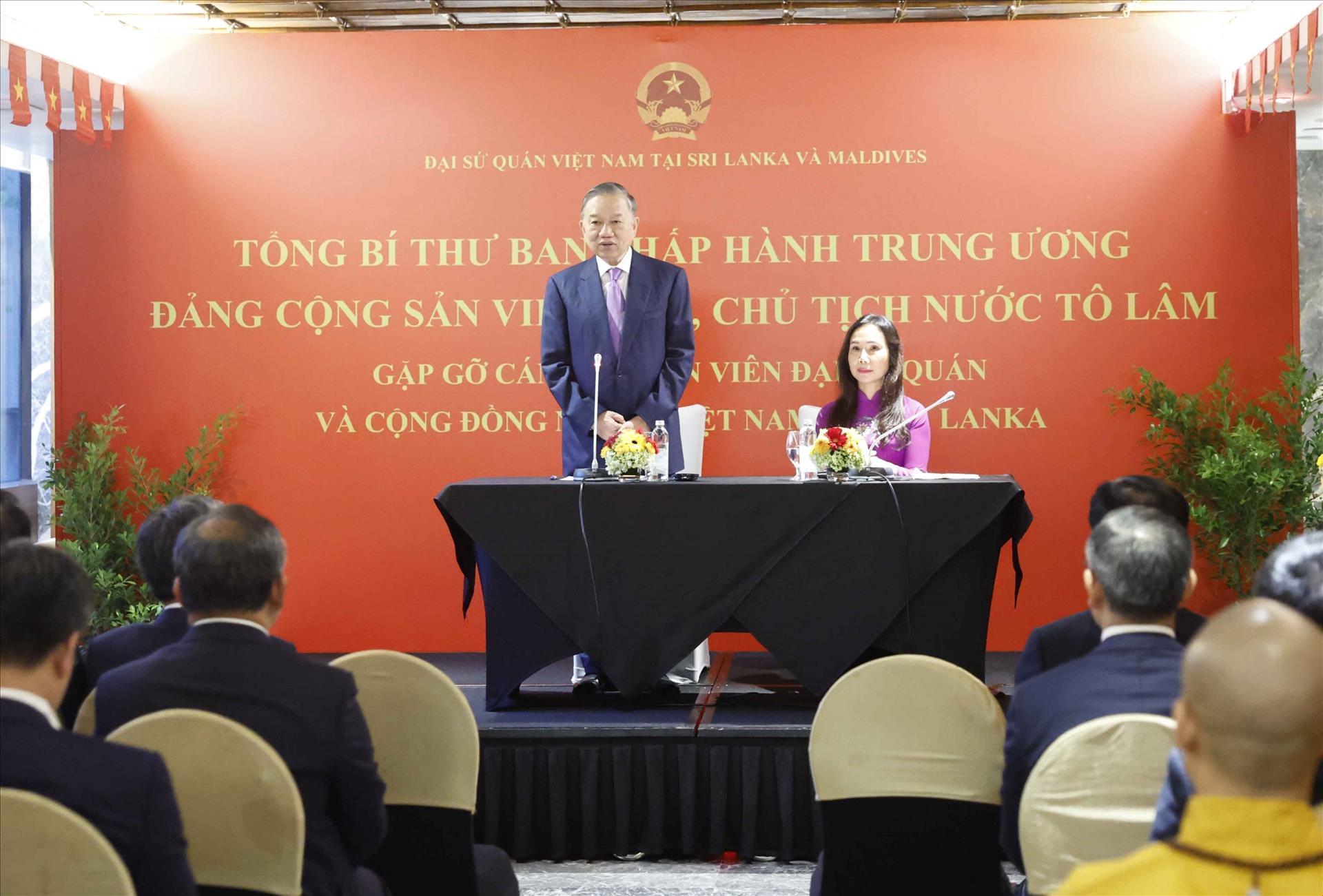 Top leader meets Vietnamese embassy staff, community in Sri Lanka