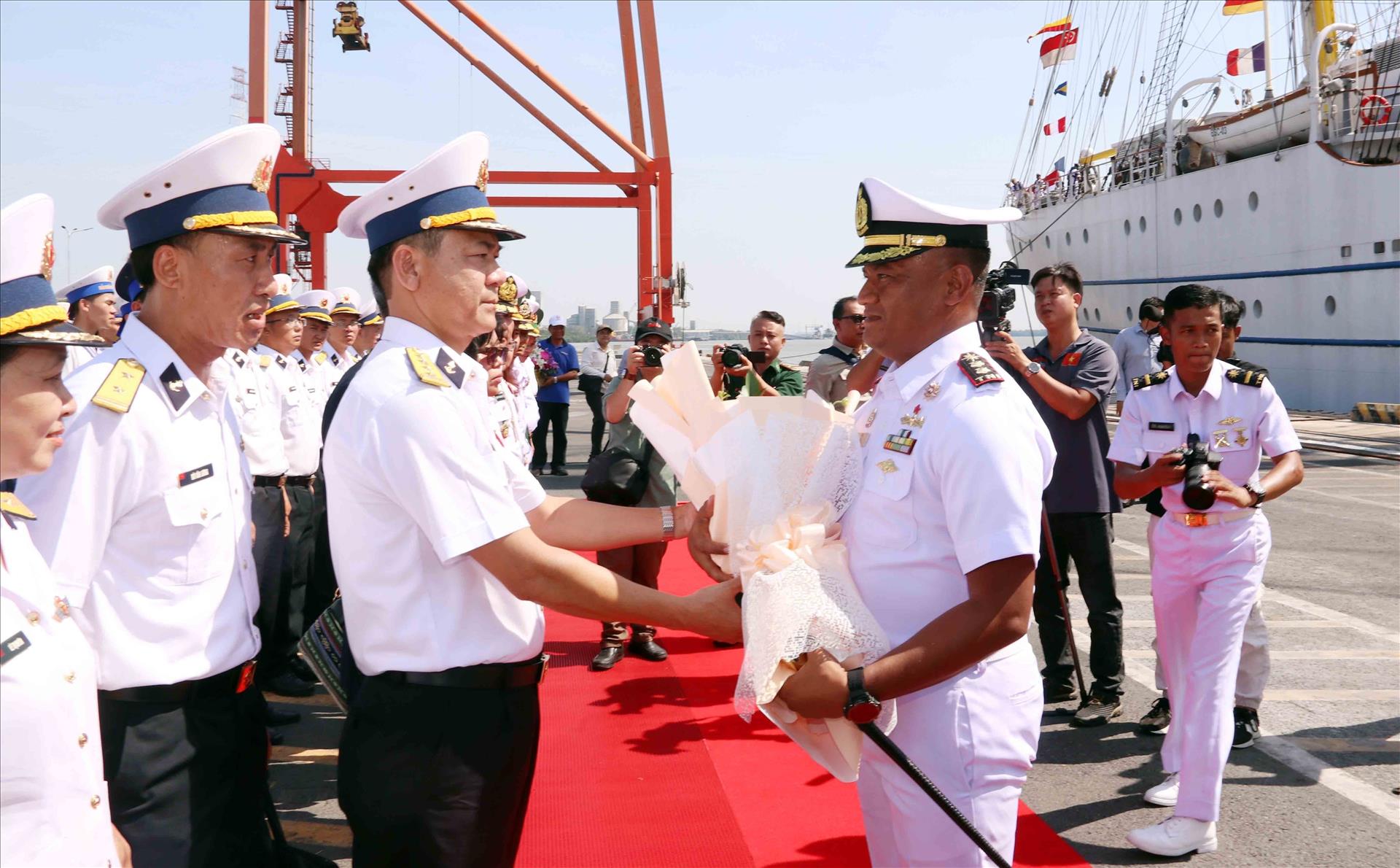 Tàu buồm huấn luyện hải quân lớn nhất Đông Nam Á cập cảng Thành phố Hồ Chí Minh