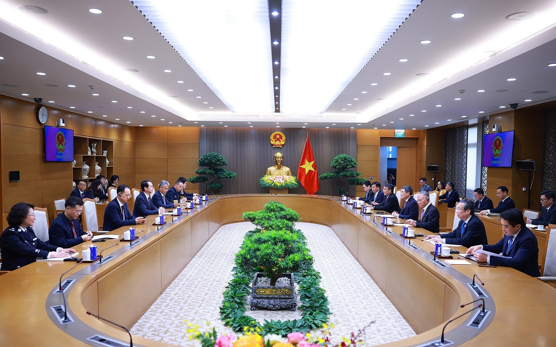 Thủ tướng Lê Minh Hưng tiếp Đại sứ Trung Quốc Hà Vĩ