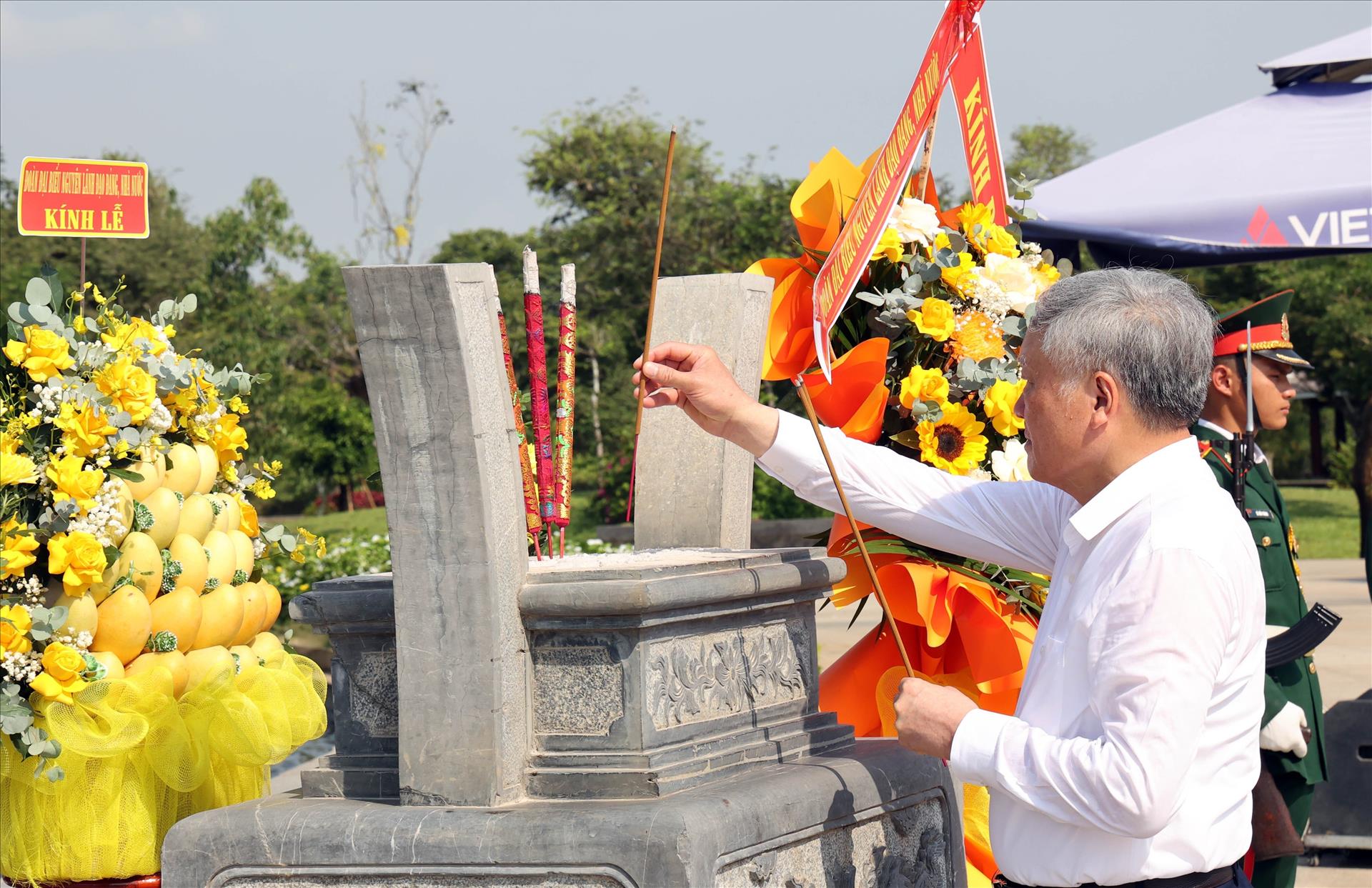 Dâng hoa, dâng hương tri ân các anh hùng, liệt sĩ và Mẹ Việt Nam anh hùng
