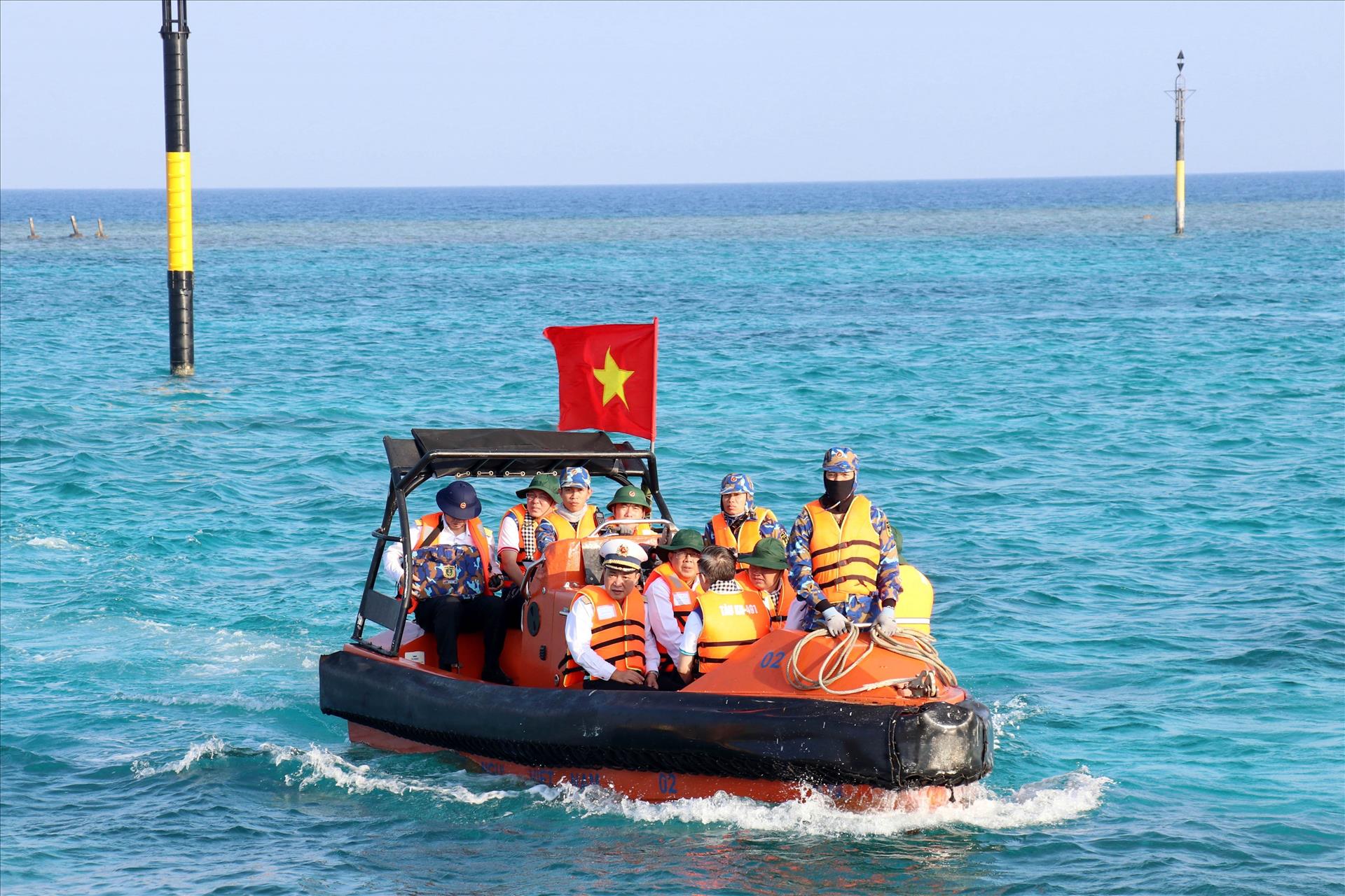 Quốc kỳ tung bay trên biển đảo quê hương