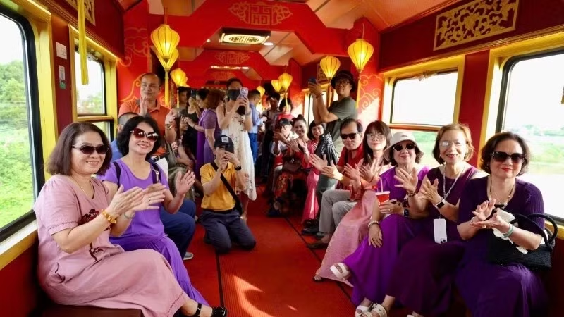 Viaje en tren patrimonial aporta una nueva identidad al turismo del centro de Vietnam