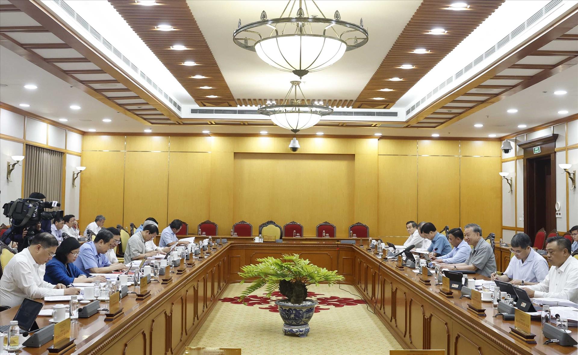 Le Politburo débat des avancées institutionnelles pour stimuler lessor de Hô Chi Minh-Ville