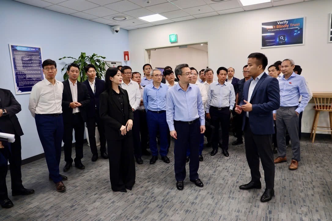 Party official calls on Samsung Vietnam to expand RD cooperation