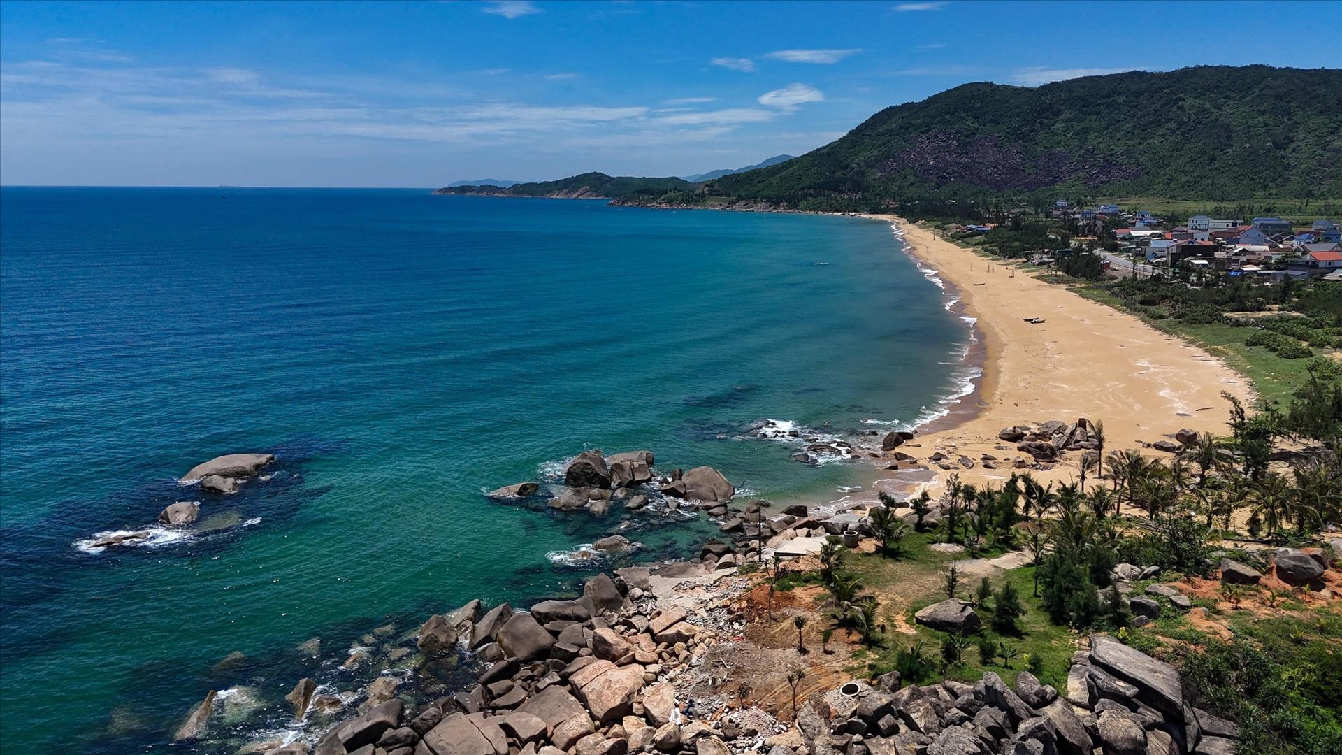 Turismo de playa impulsa la temporada alta de verano en Vietnam