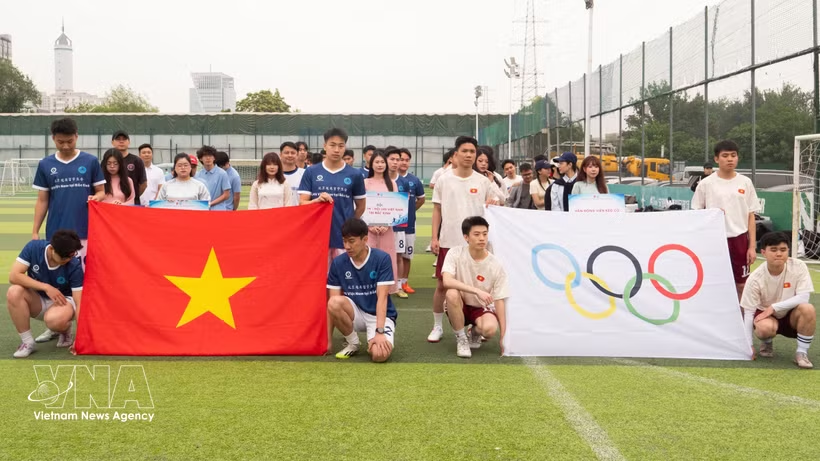 胡志明主席诞辰136周年：北京越南留学生学习胡伯伯锻炼精神